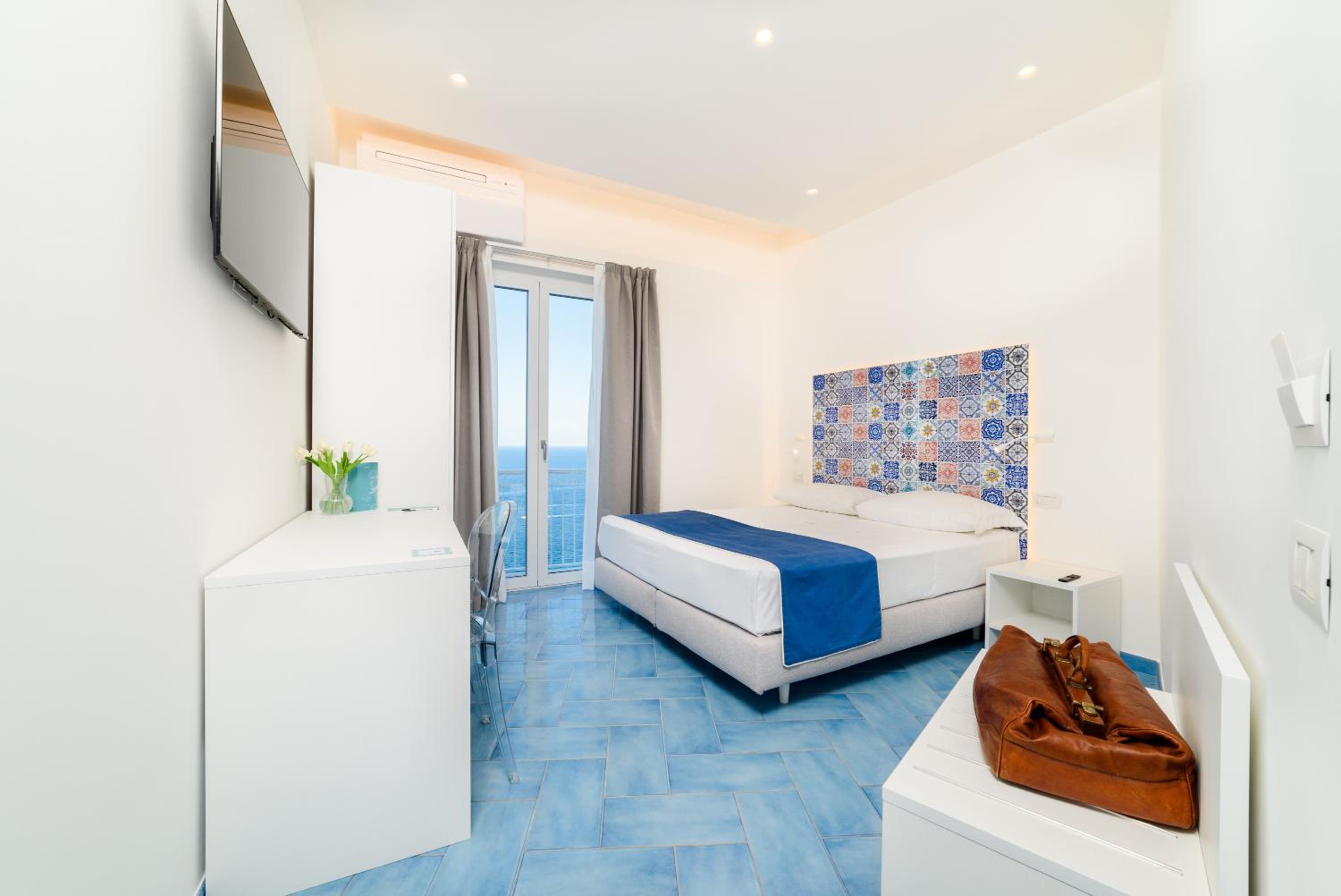 Deluxe Double Room with Balcony and Sea View - Photo 25