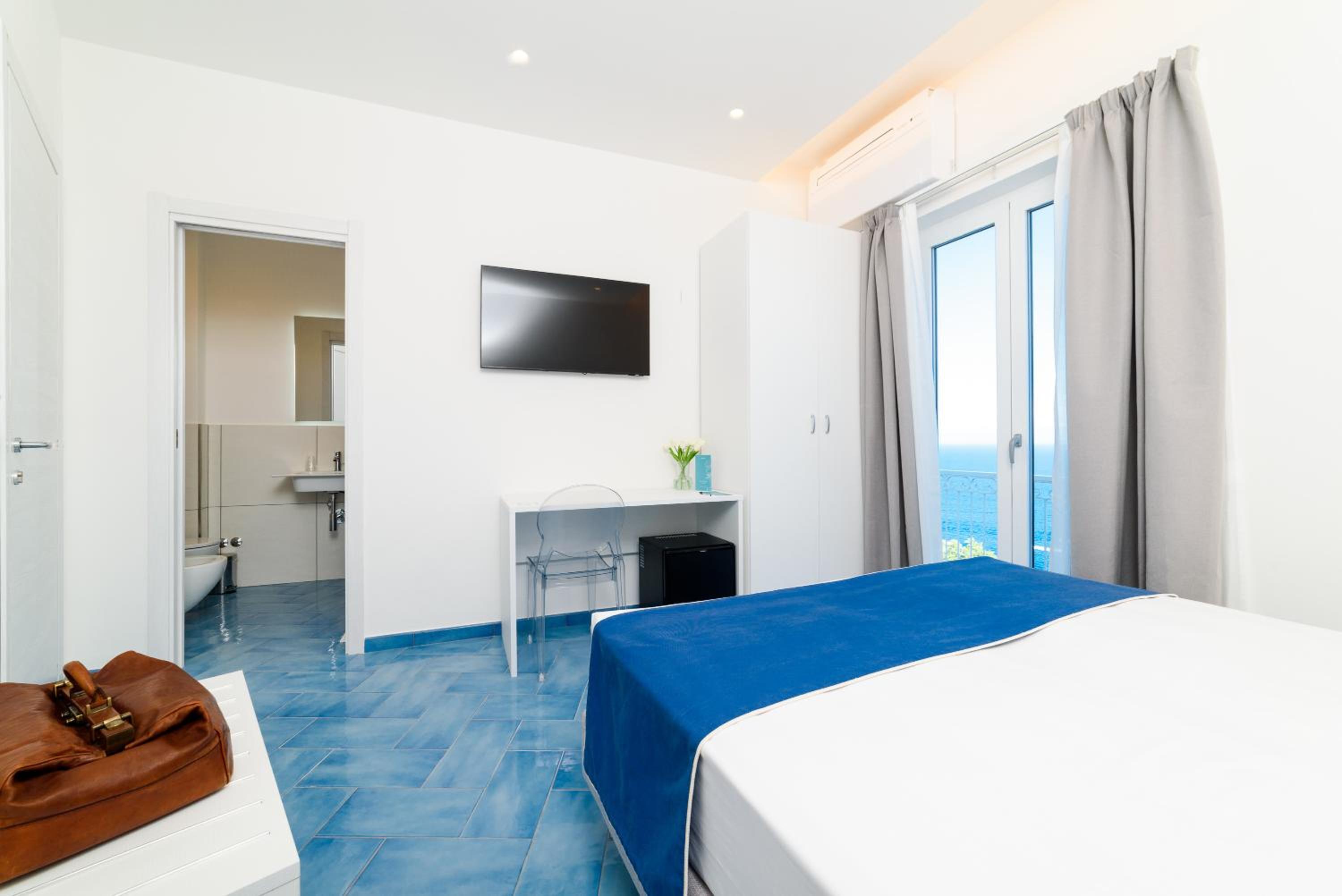 Deluxe Double Room with Balcony and Sea View - Photo 24