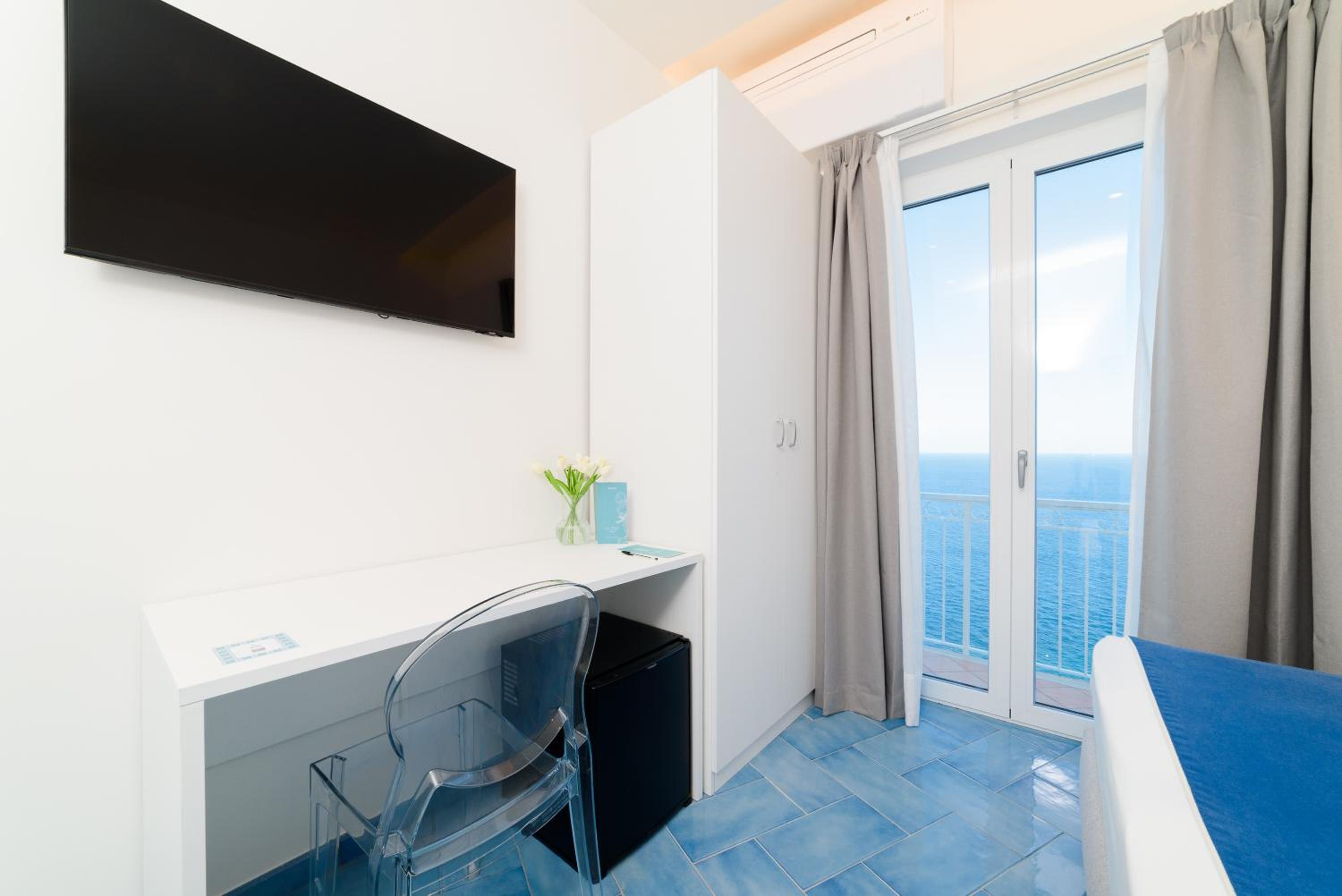 Deluxe Double Room with Balcony and Sea View - Photo 23