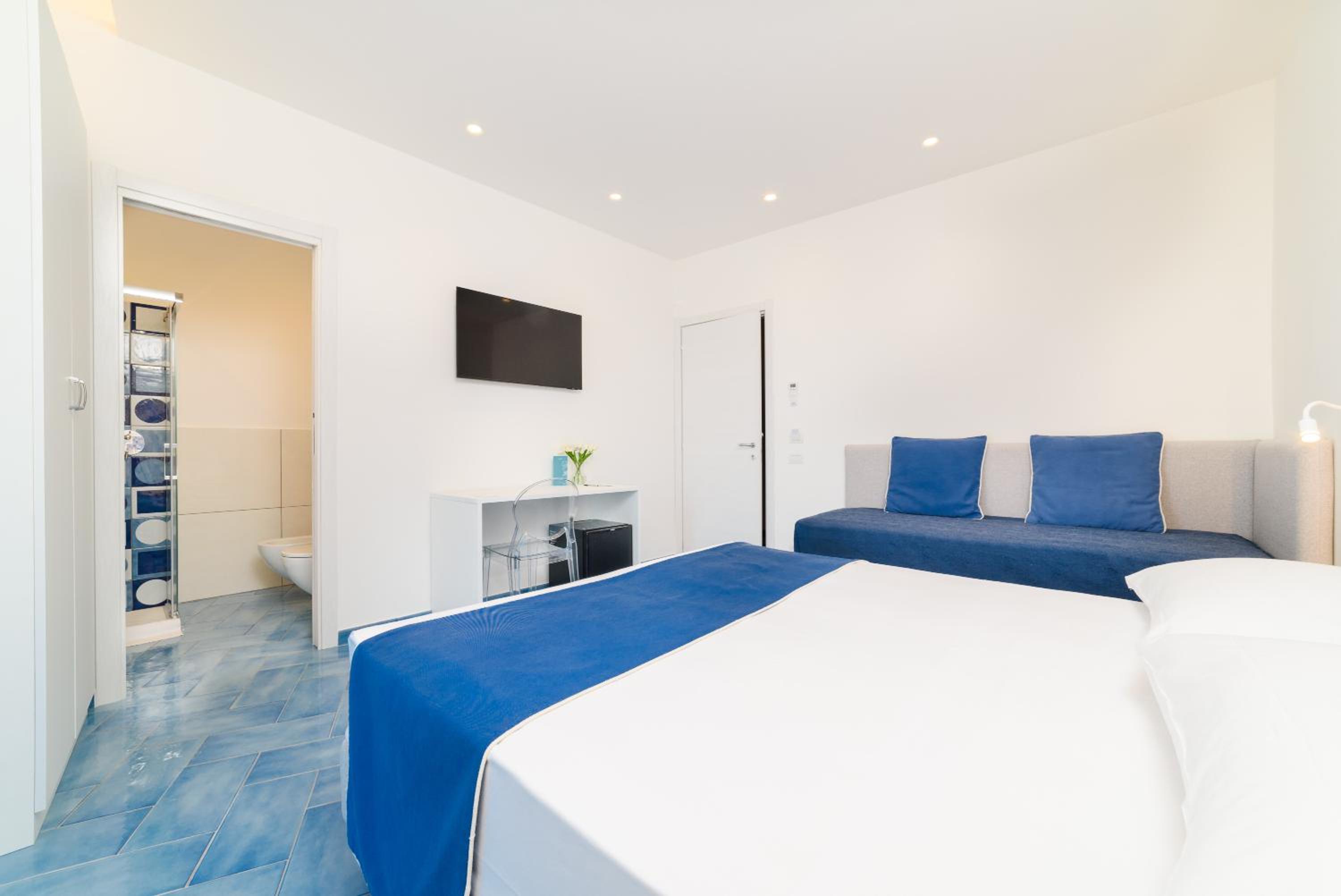 Deluxe Double Room with Balcony and Sea View - Photo 47