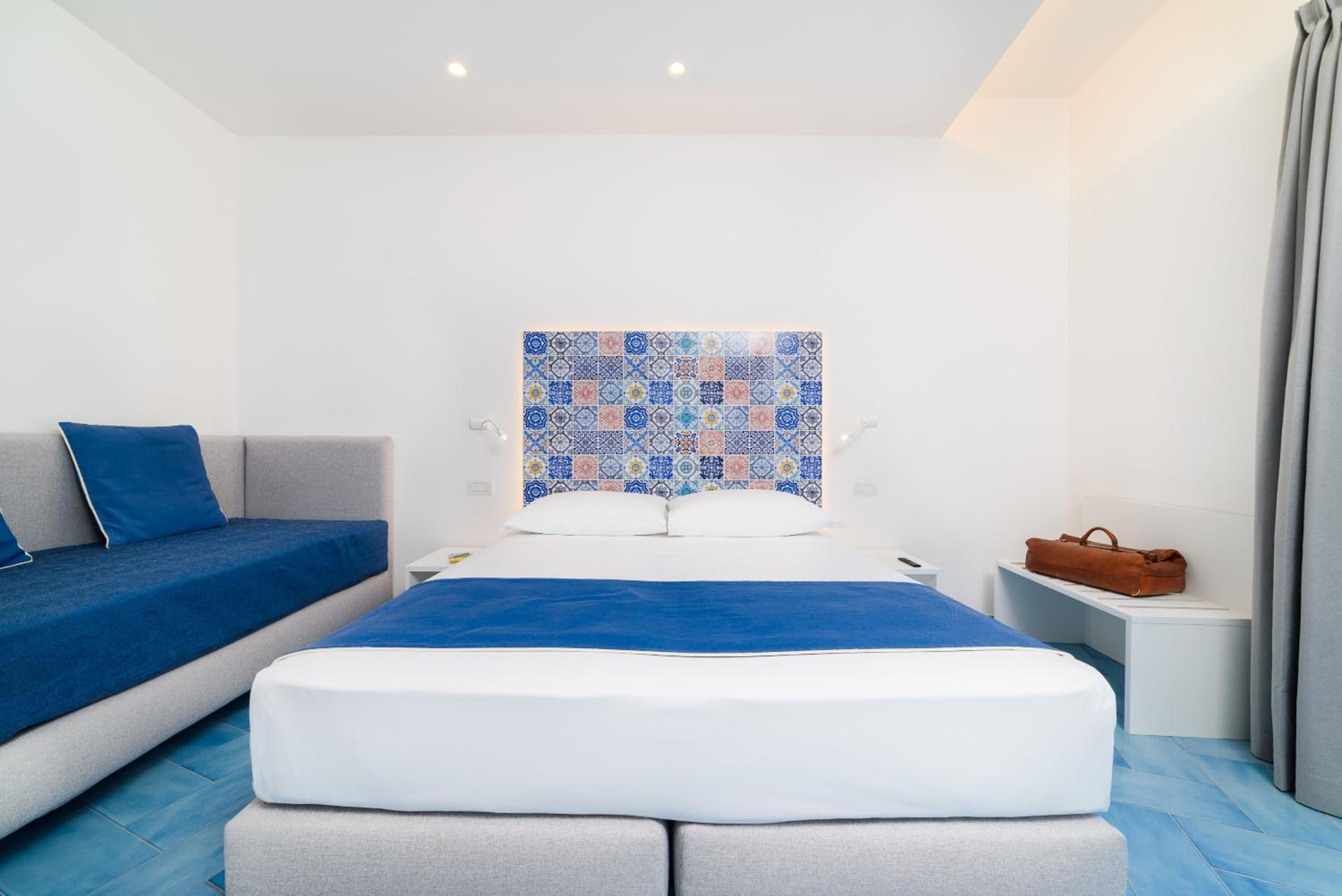 Deluxe Double Room with Balcony and Sea View - Photo 46