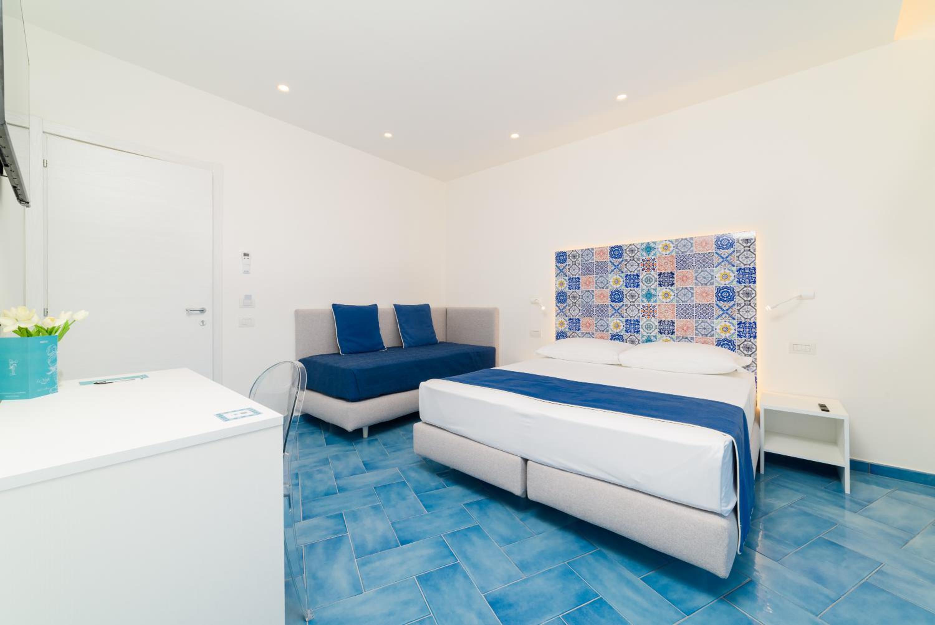 Deluxe Double Room with Balcony and Sea View - Photo 19