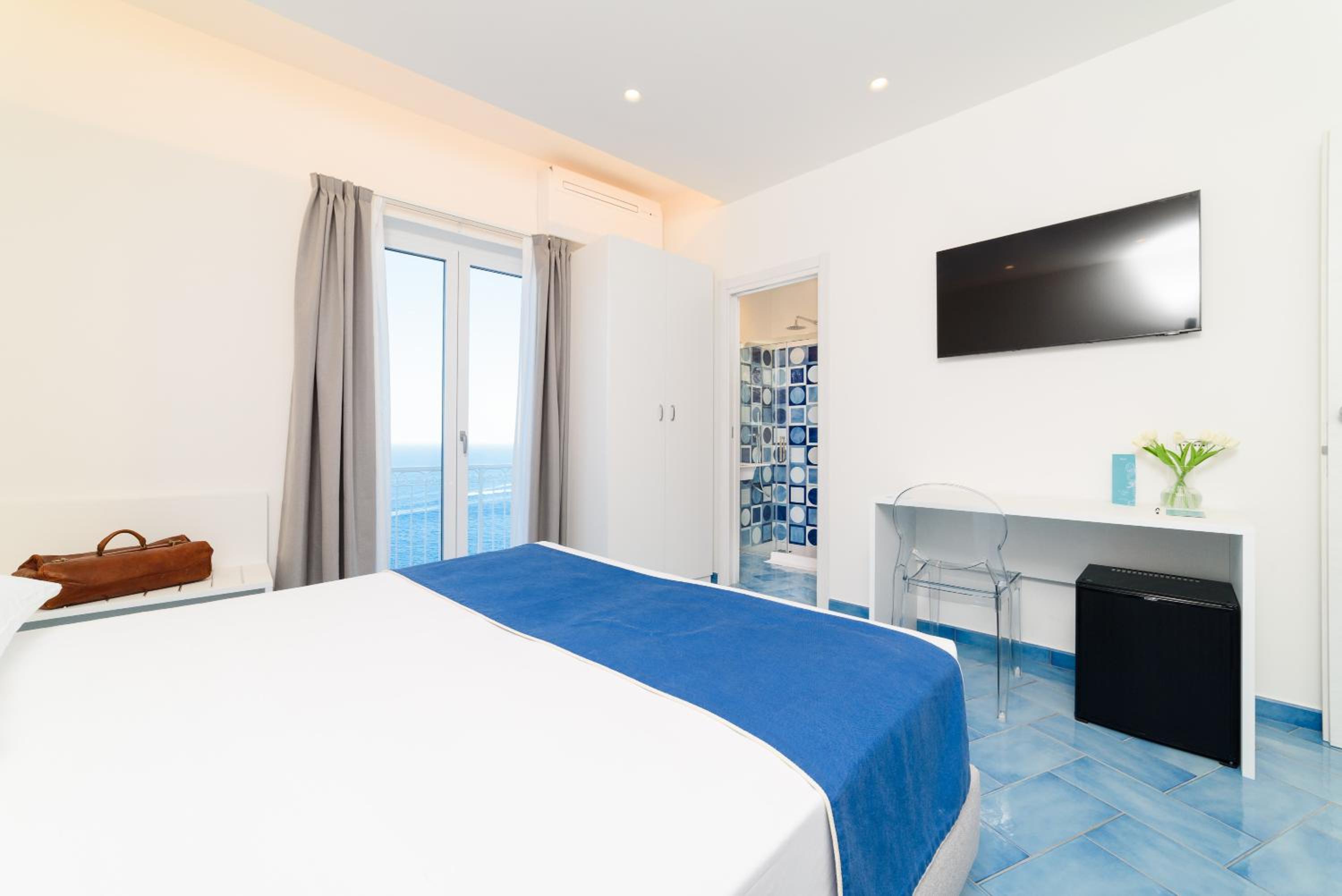 Deluxe Double Room with Balcony and Sea View - Photo 17