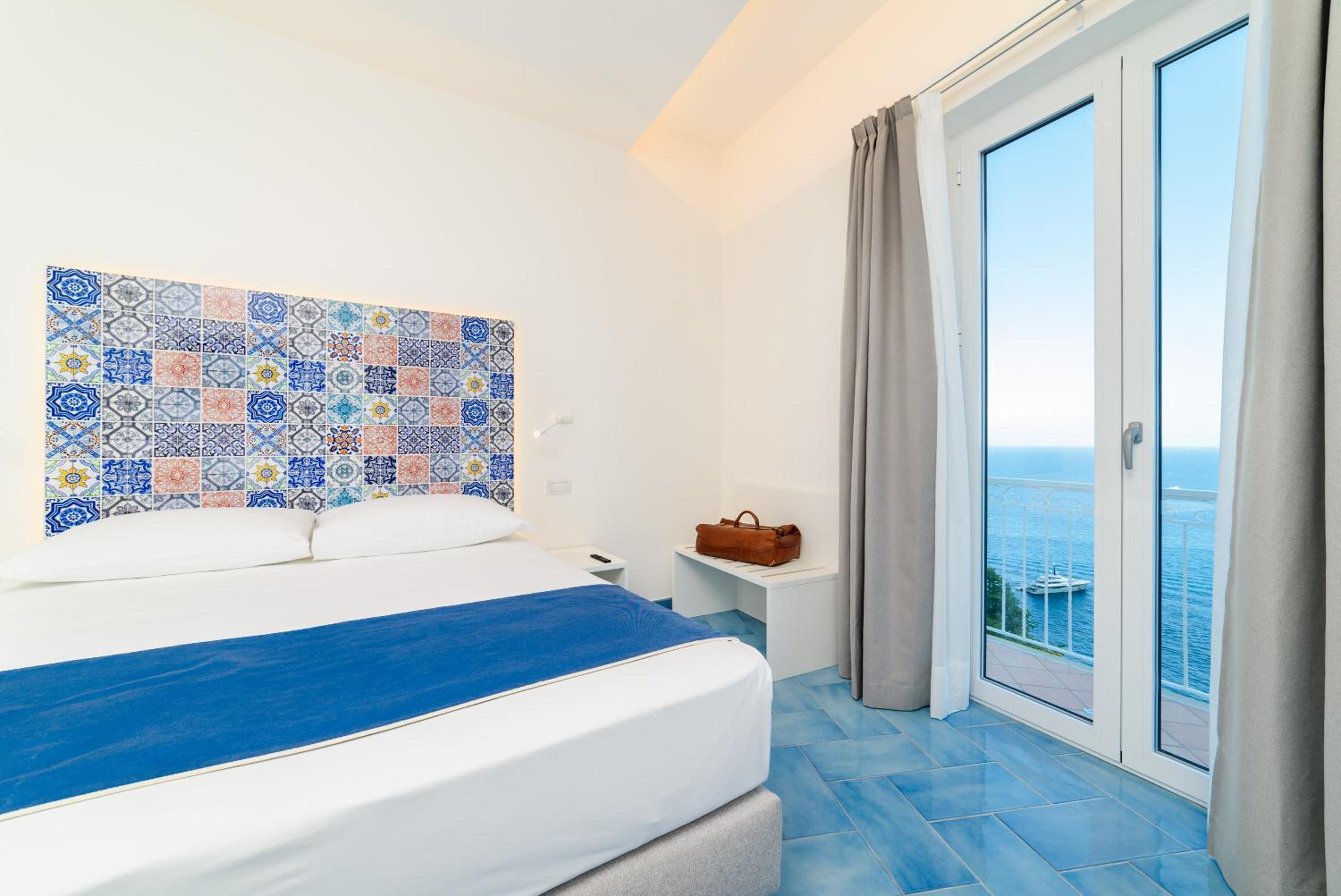 Deluxe Double Room with Balcony and Sea View - Photo 15