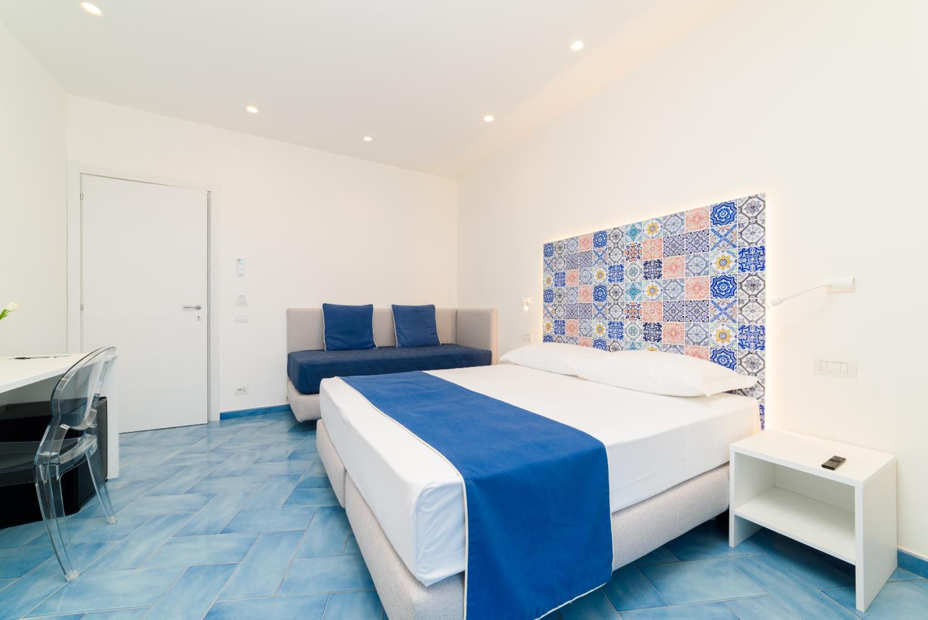 Deluxe Double Room with Balcony and Sea View - Photo 45