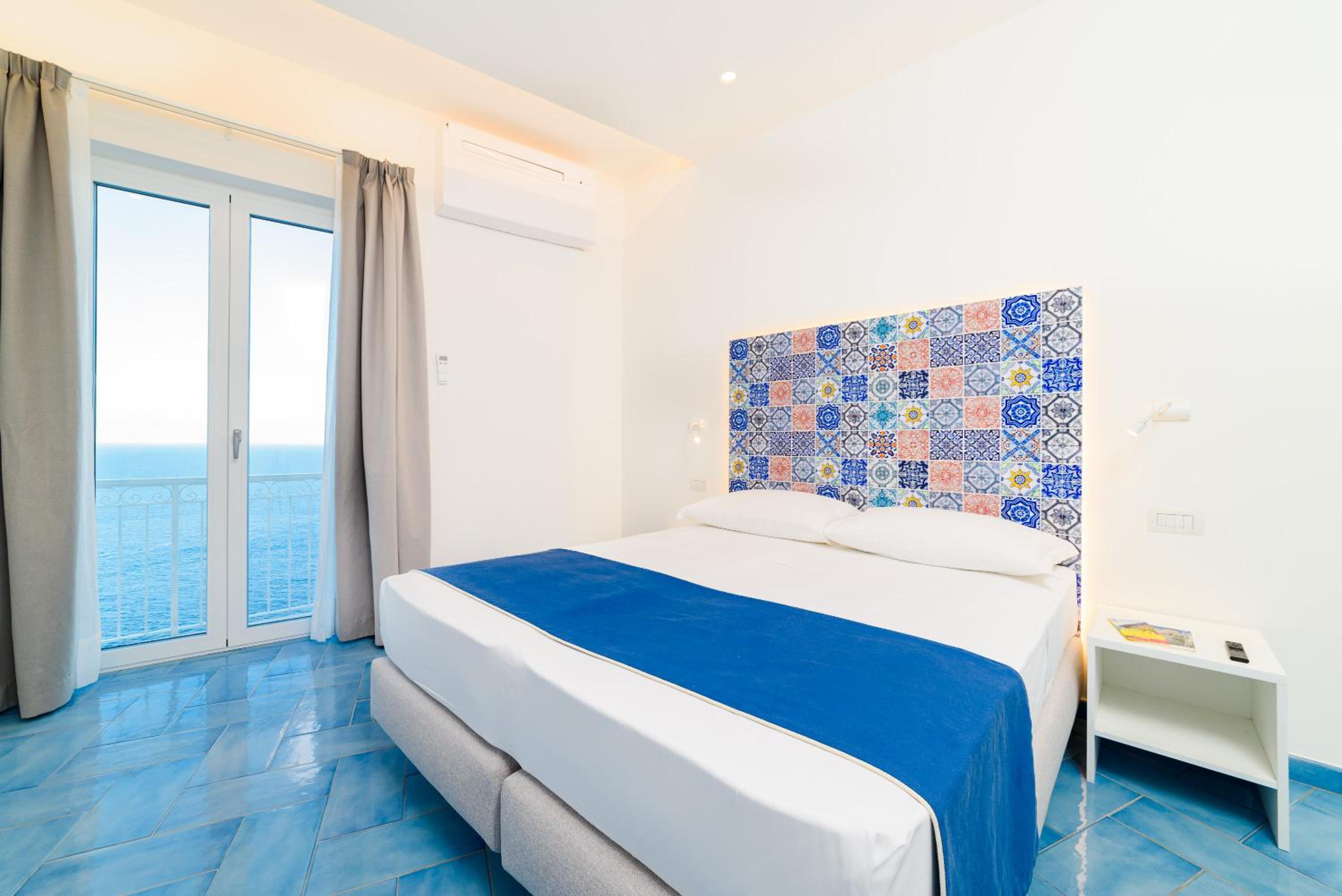 Deluxe Double Room with Balcony and Sea View - Photo 40