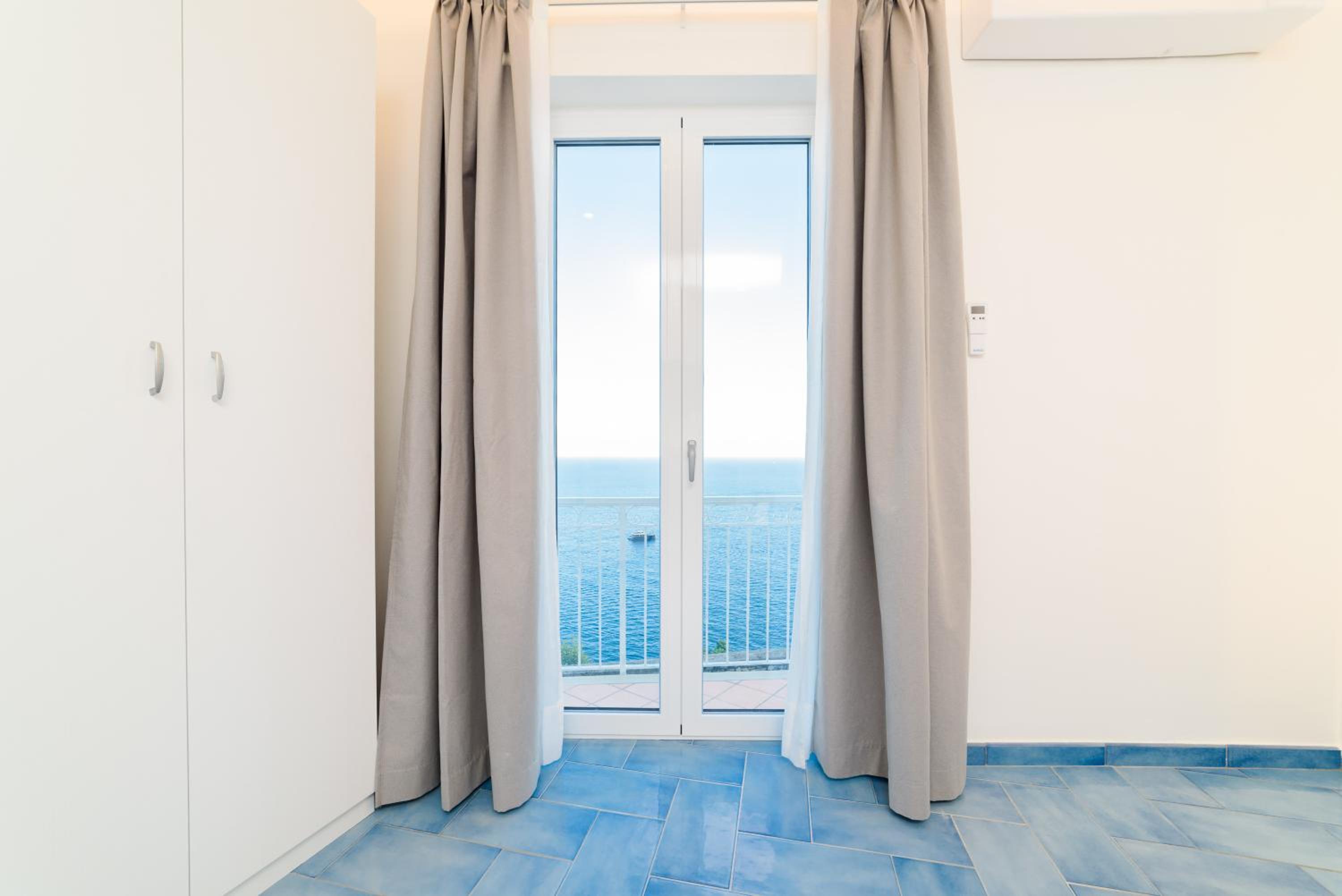 Deluxe Double Room with Balcony and Sea View - Photo 38