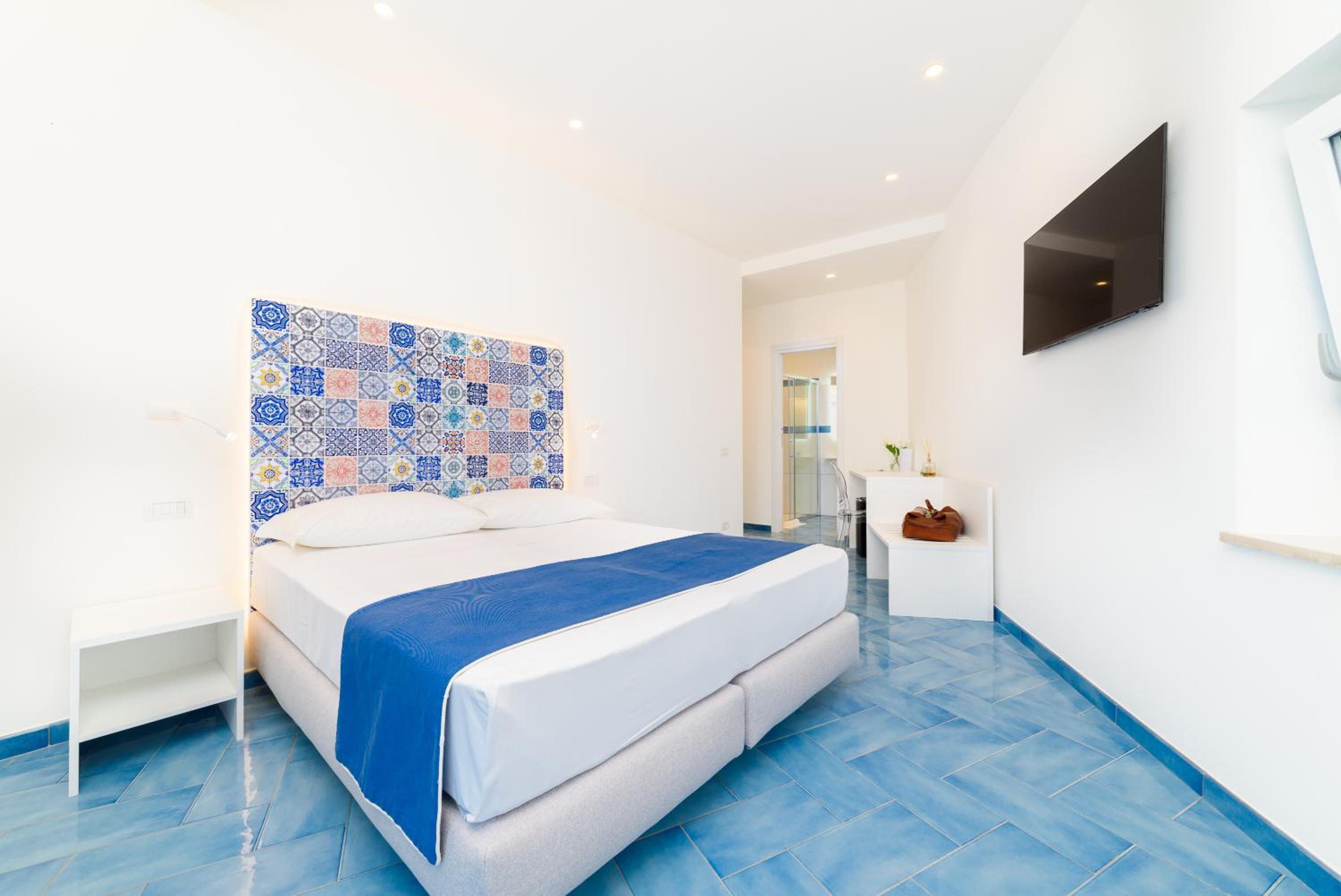 Deluxe Double Room with Balcony and Sea View - Photo 36