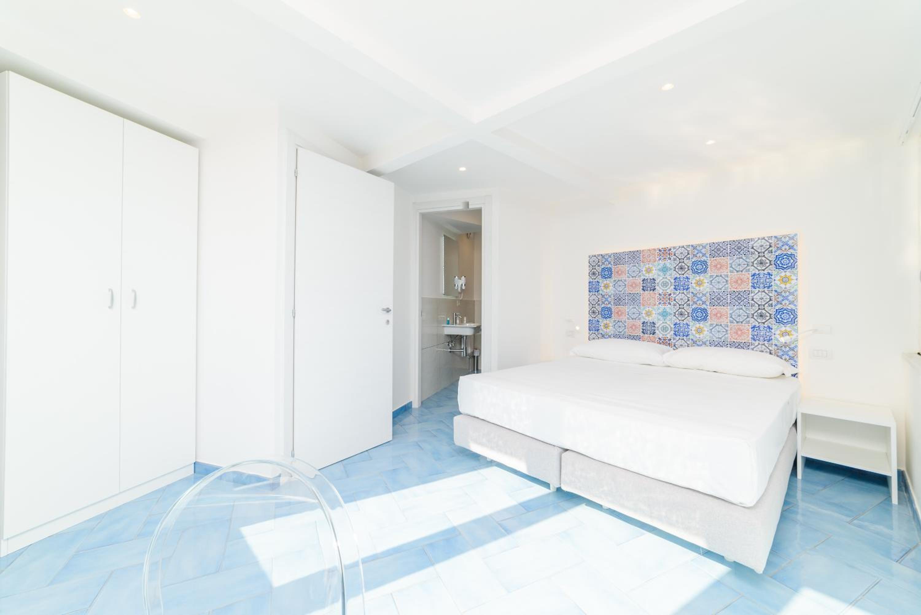 Deluxe Double Room with Balcony and Sea View - Photo 13
