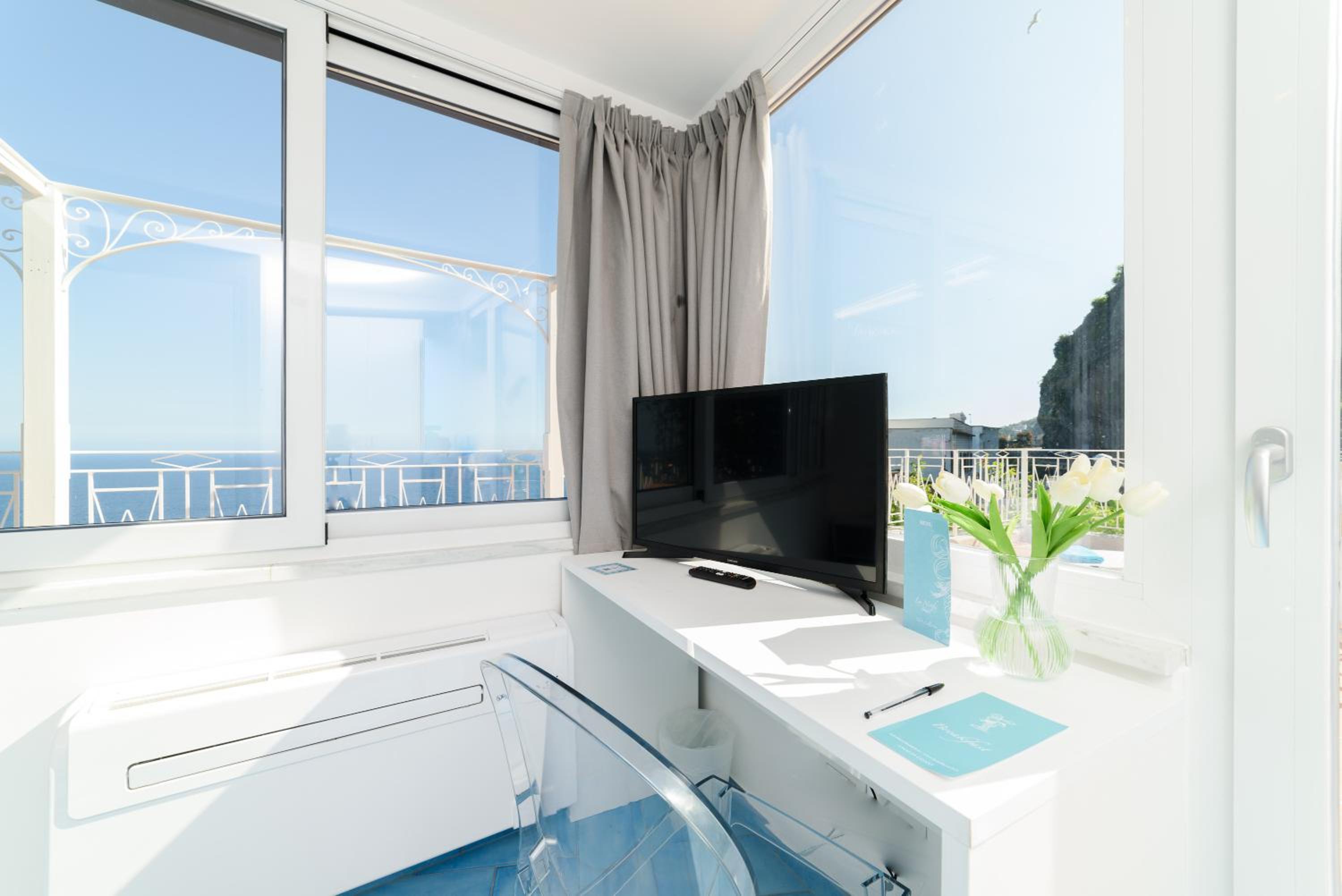 Deluxe Double Room with Balcony and Sea View - Photo 12