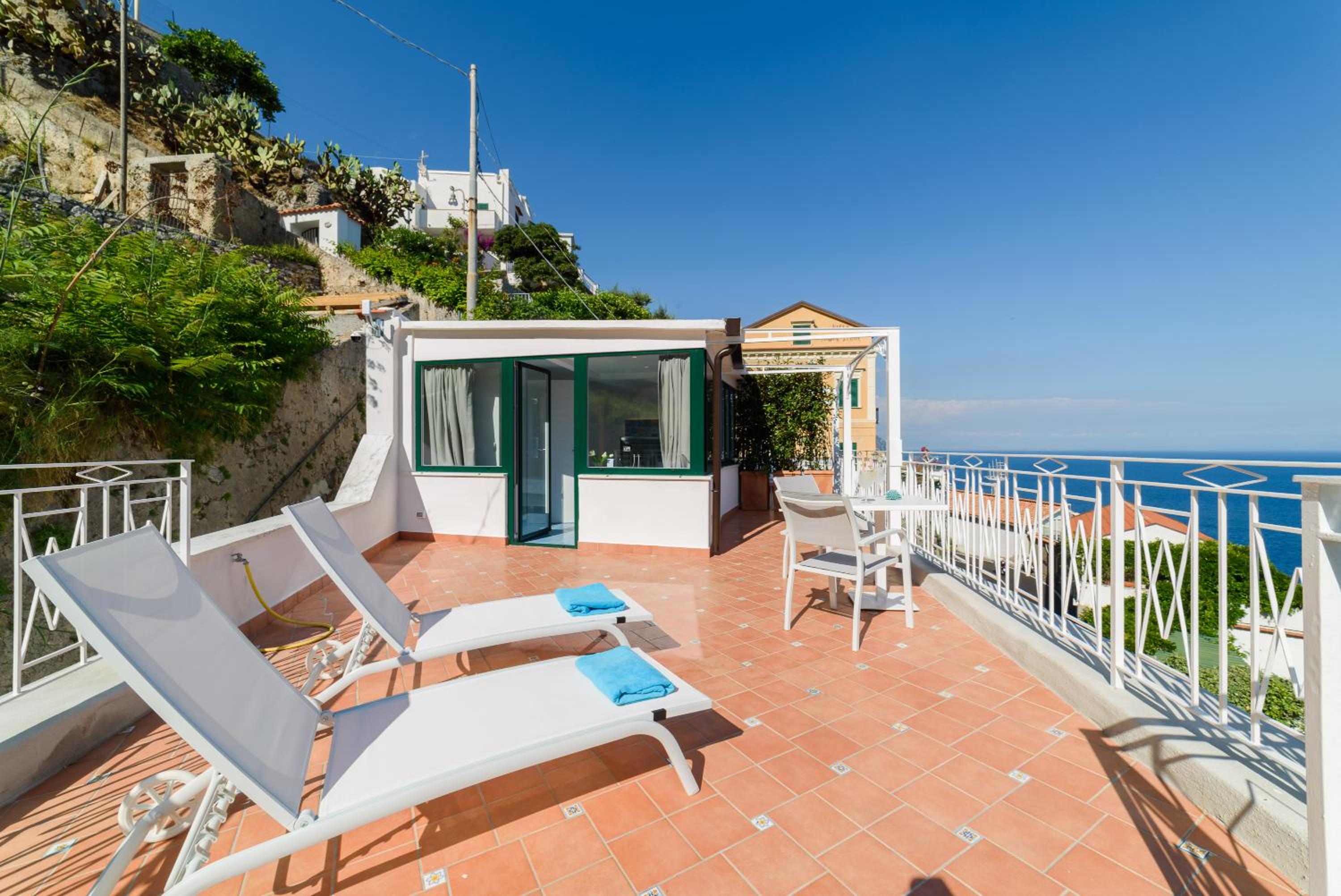 Deluxe Double Room with Balcony and Sea View - Photo 9