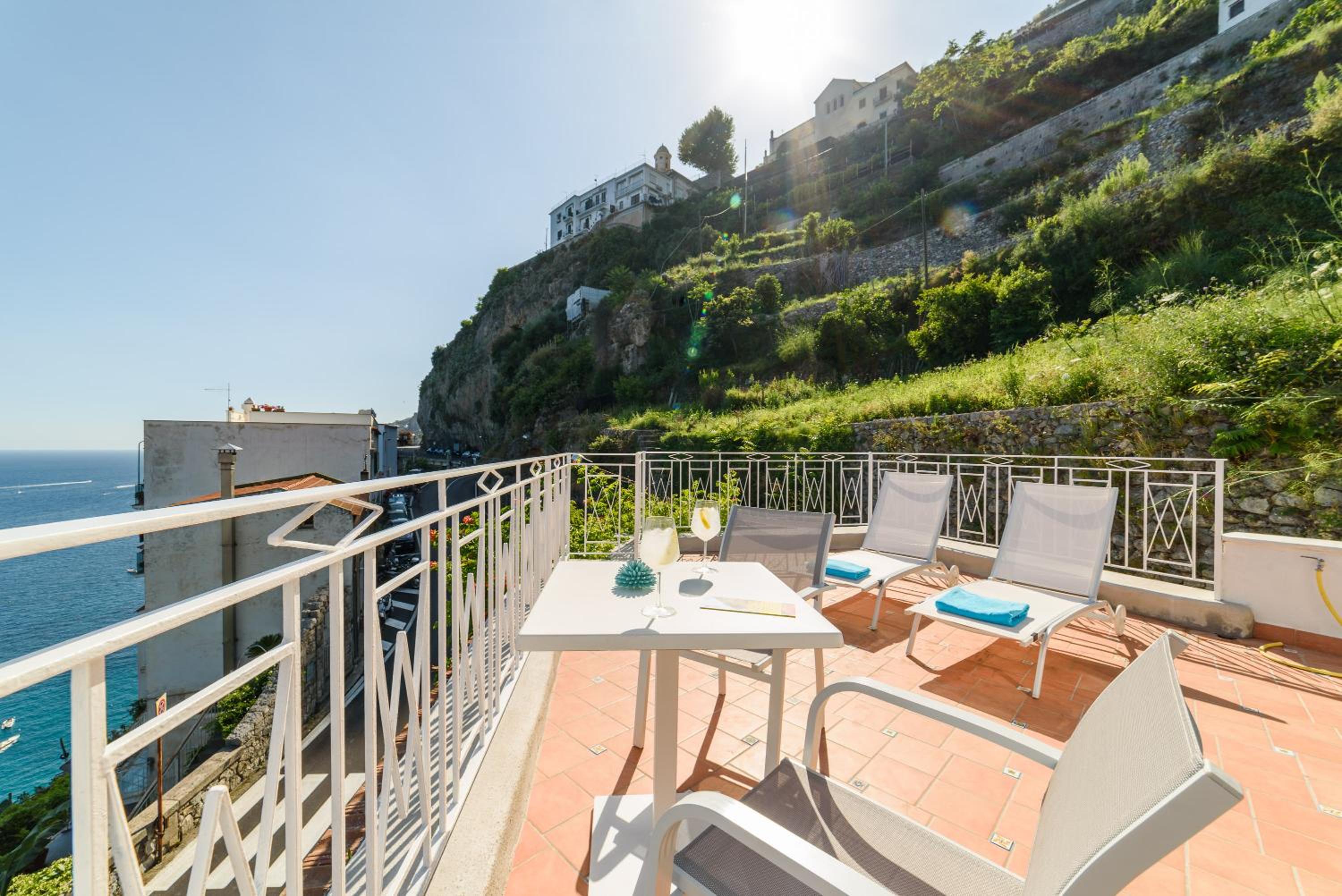 Deluxe Double Room with Balcony and Sea View - Photo 7