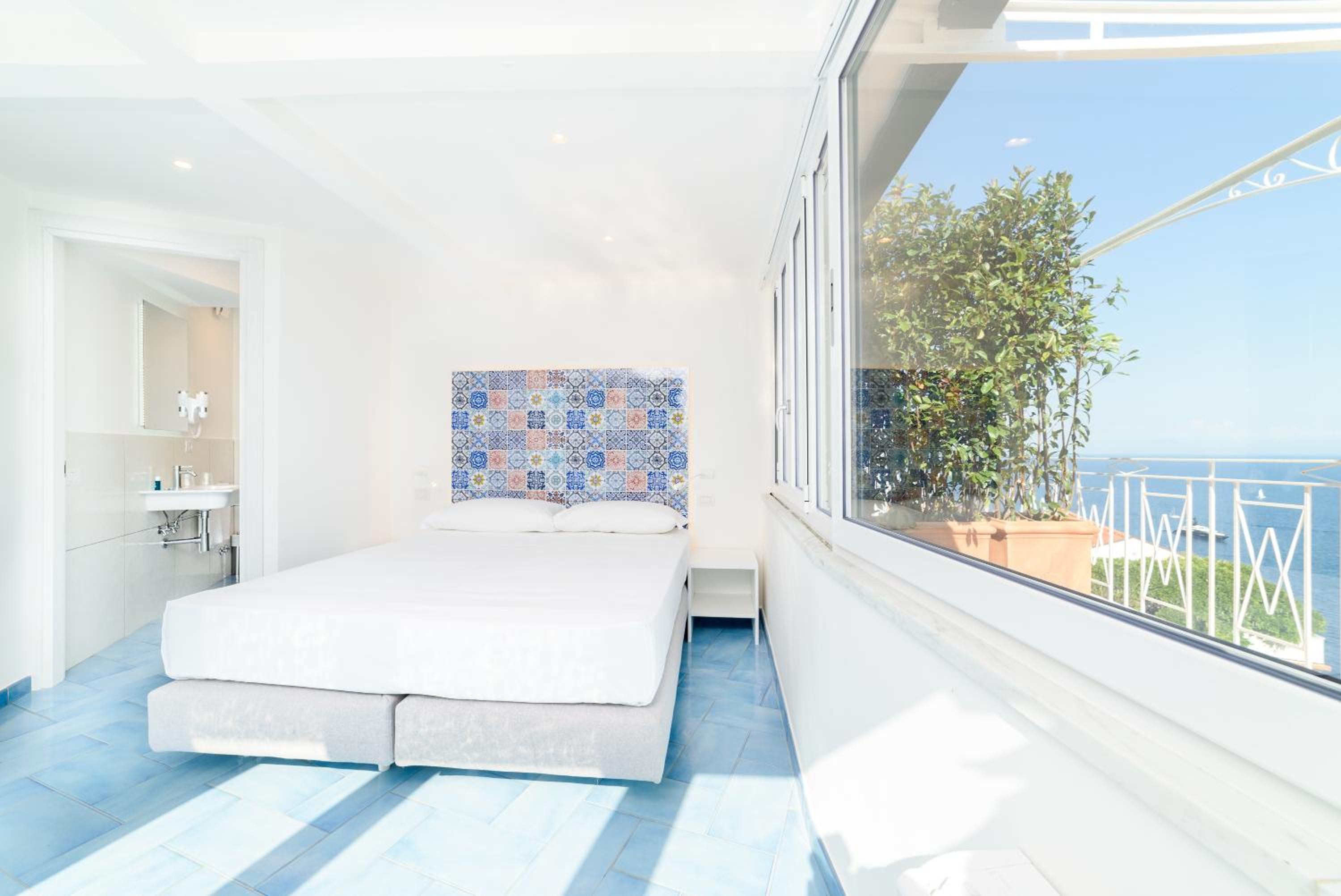Deluxe Double Room with Balcony and Sea View - Photo 6
