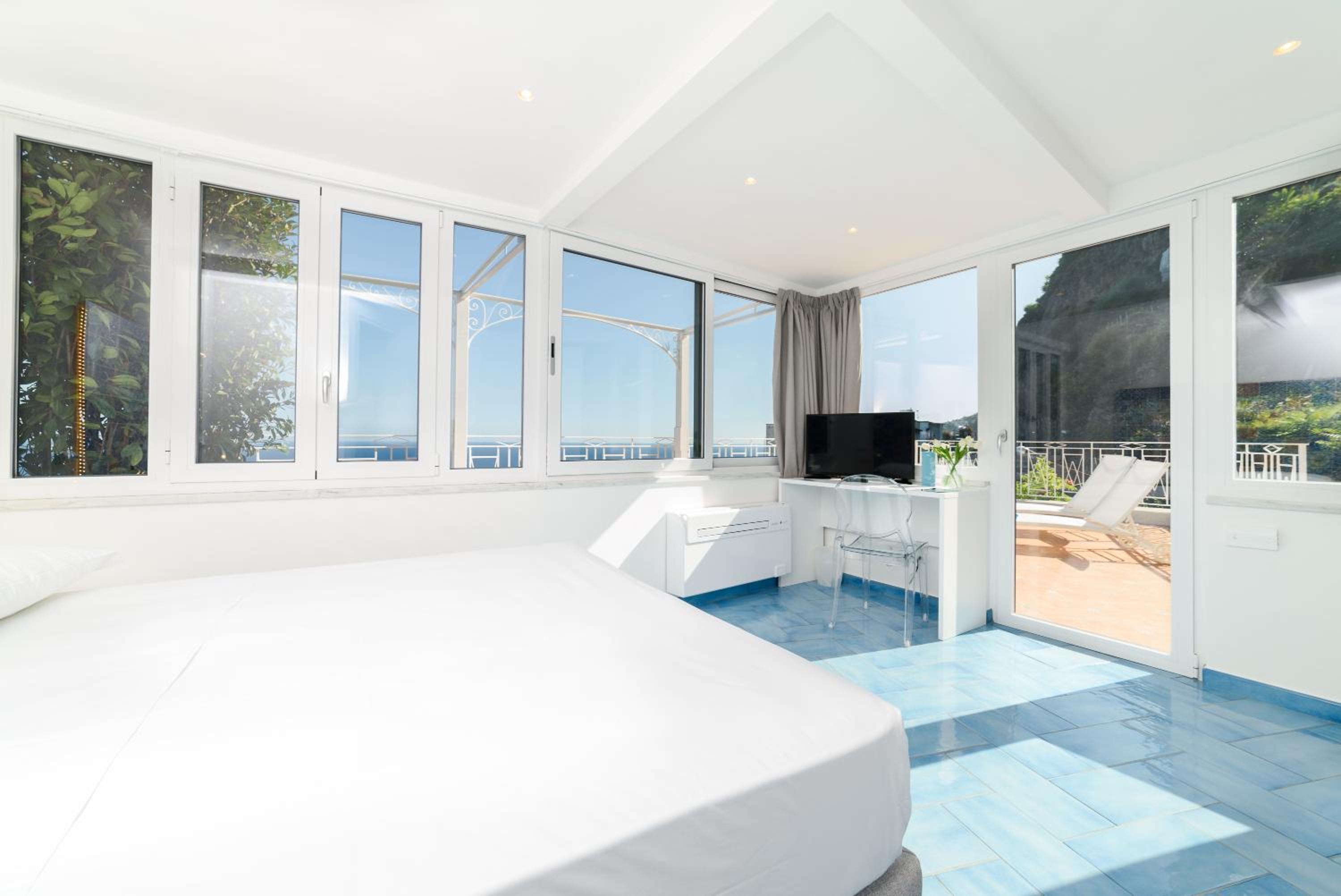 Deluxe Double Room with Balcony and Sea View - Photo 5
