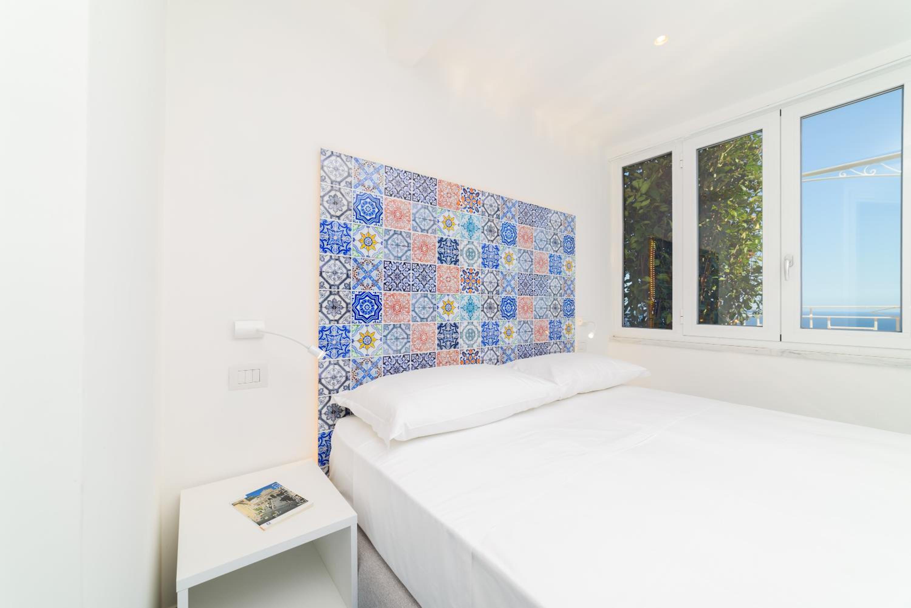 Deluxe Double Room with Balcony and Sea View - Photo 4