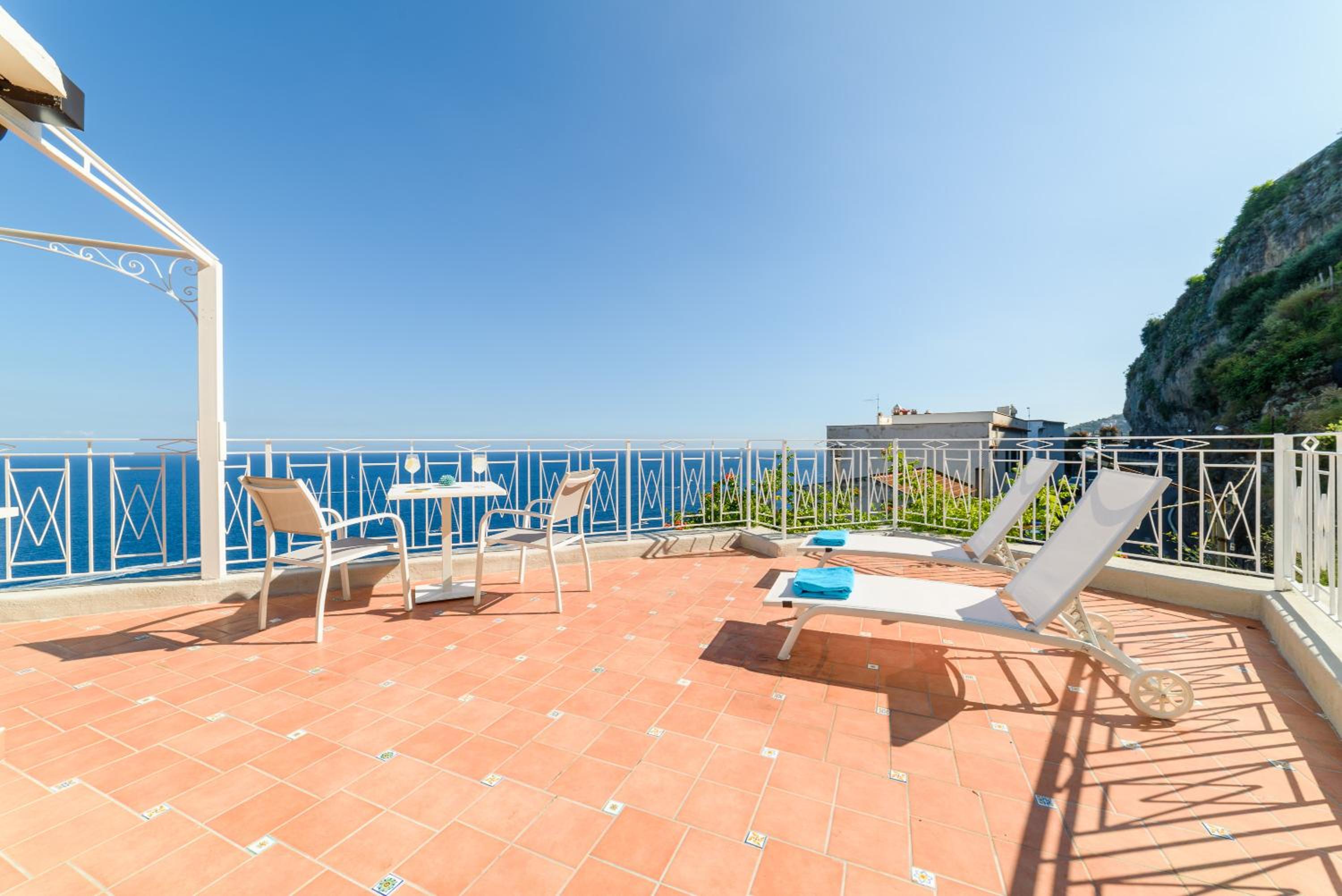 Deluxe Double Room with Balcony and Sea View - Photo 3