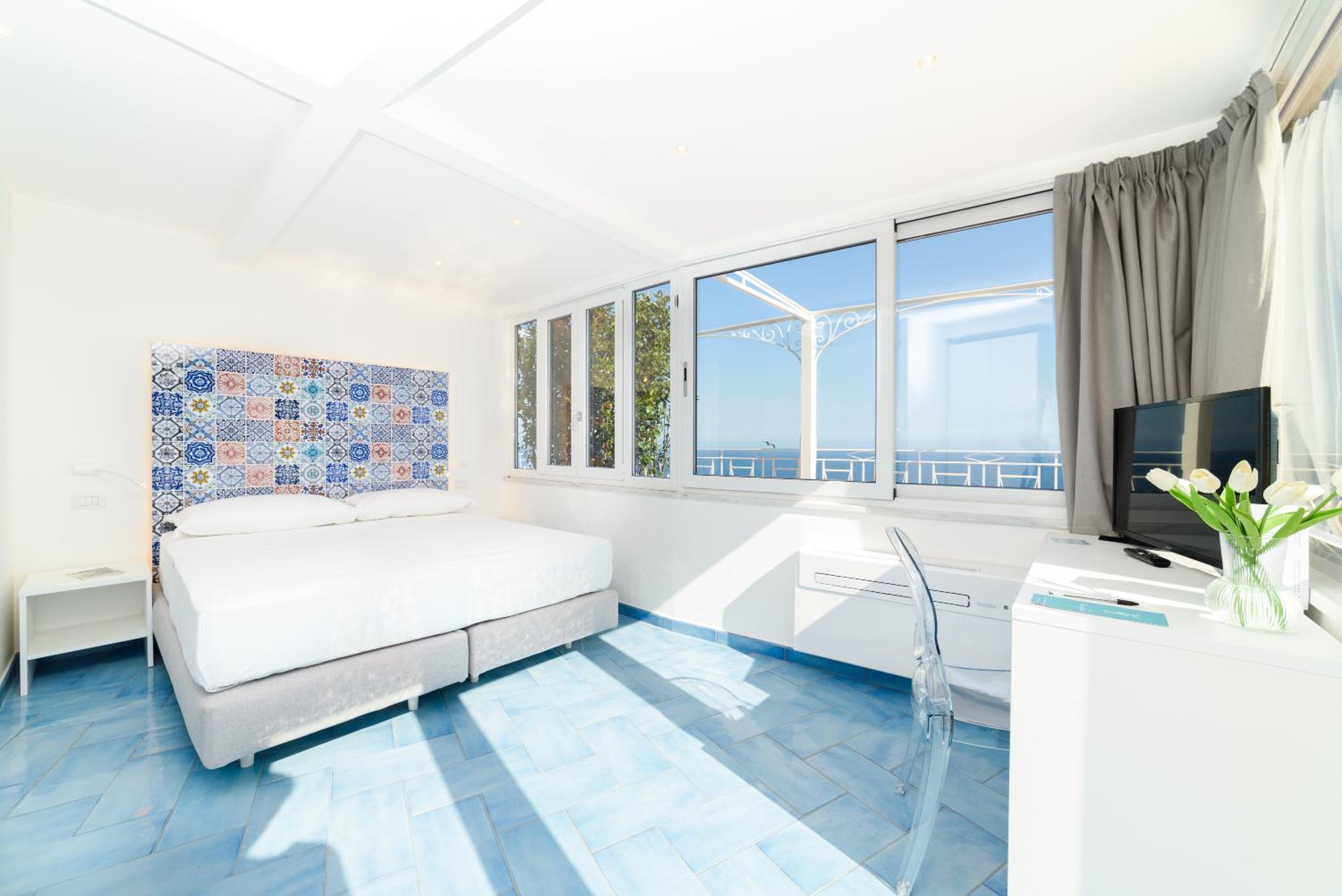 Deluxe Double Room with Balcony and Sea View - Photo 33