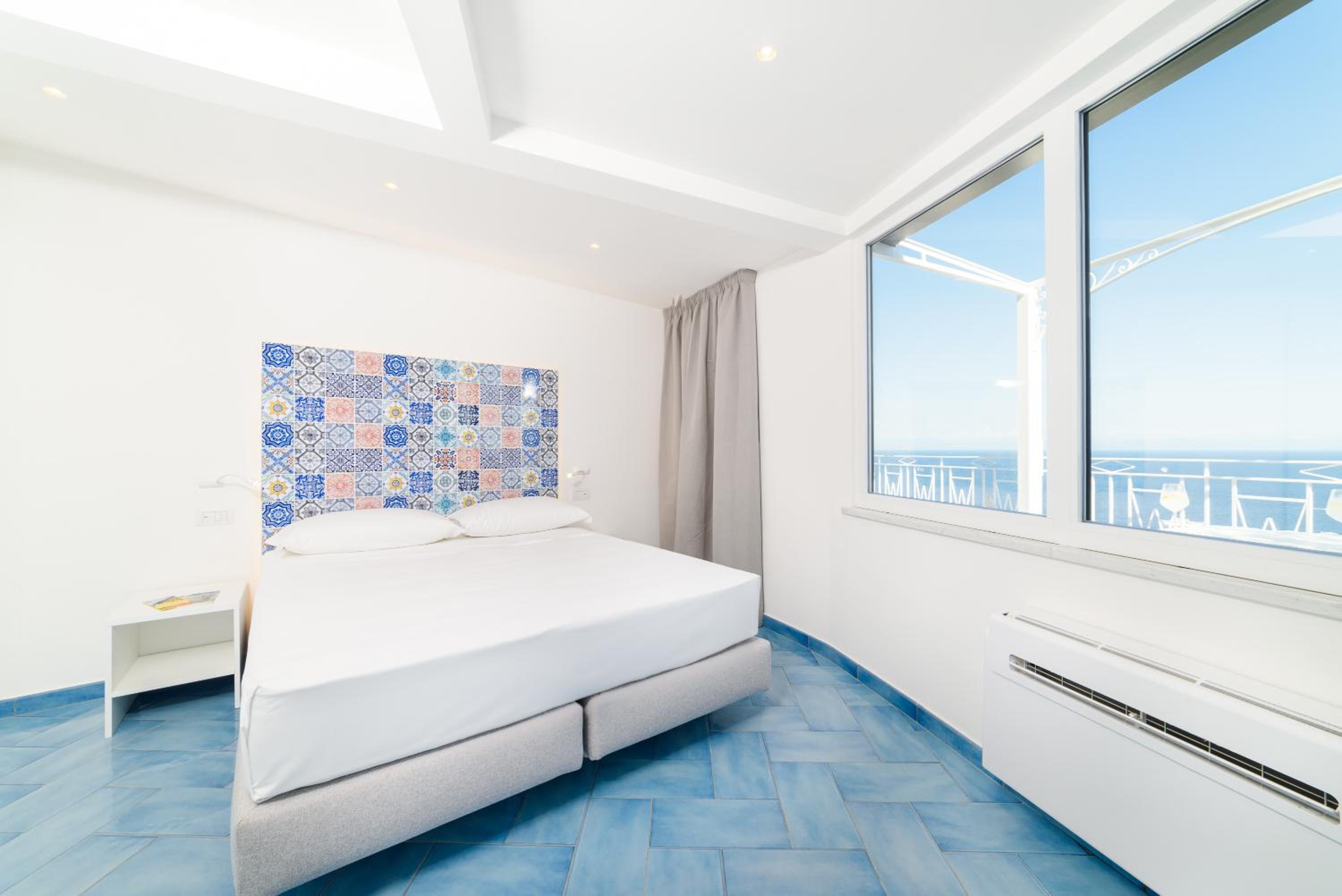 Deluxe Double Room with Balcony and Sea View - Photo 30