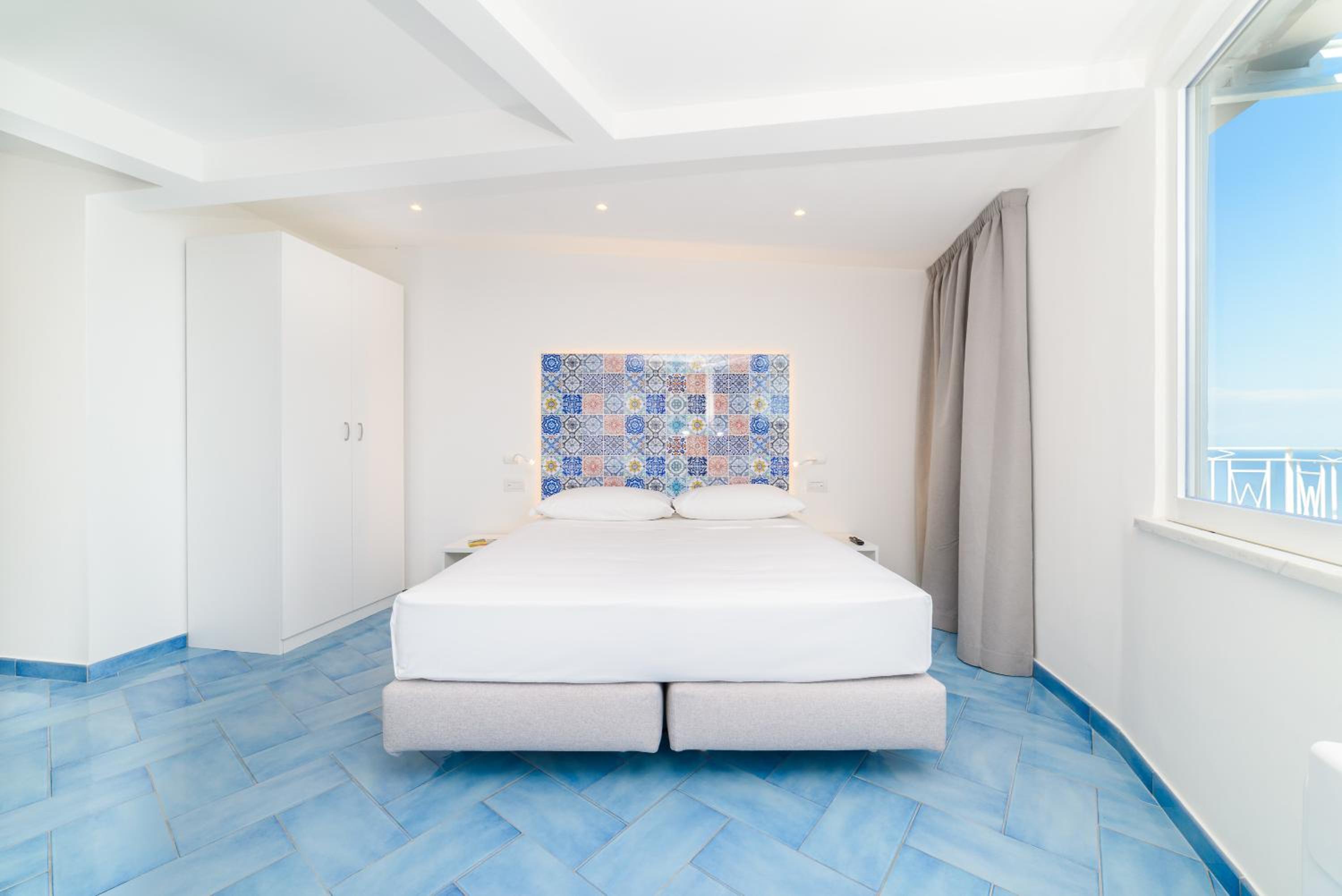 Deluxe Double Room with Balcony and Sea View - Photo 29