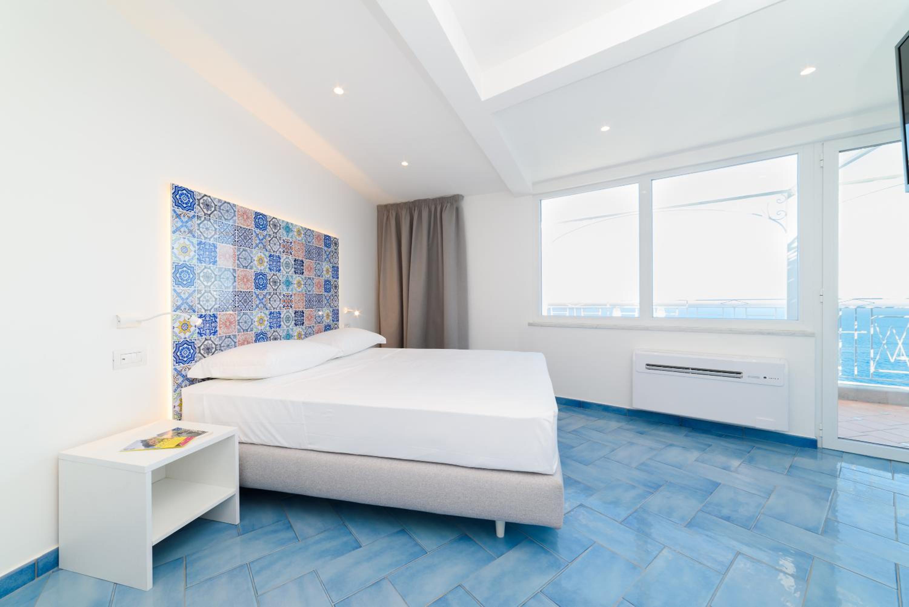 Deluxe Double Room with Balcony and Sea View - Photo 27