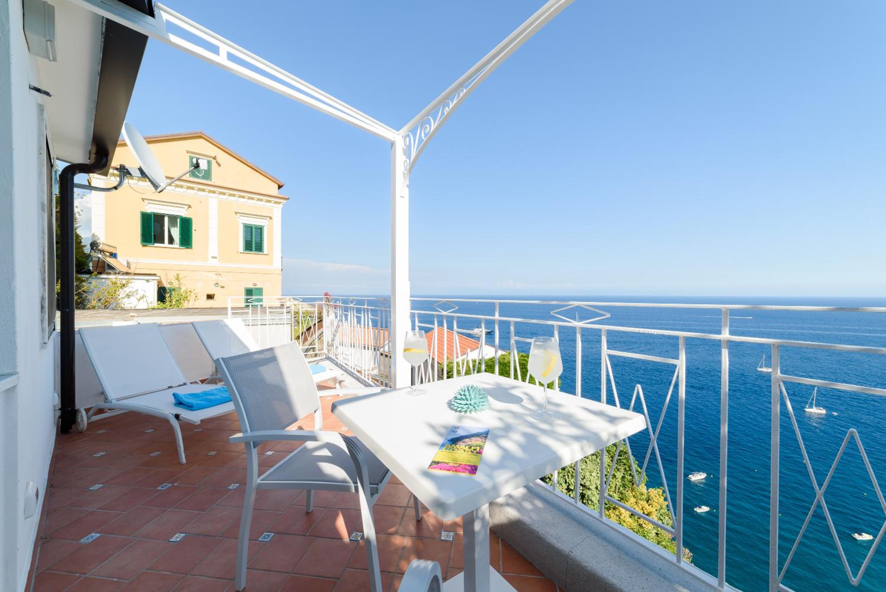 Deluxe Double Room with Balcony and Sea View - Photo 26