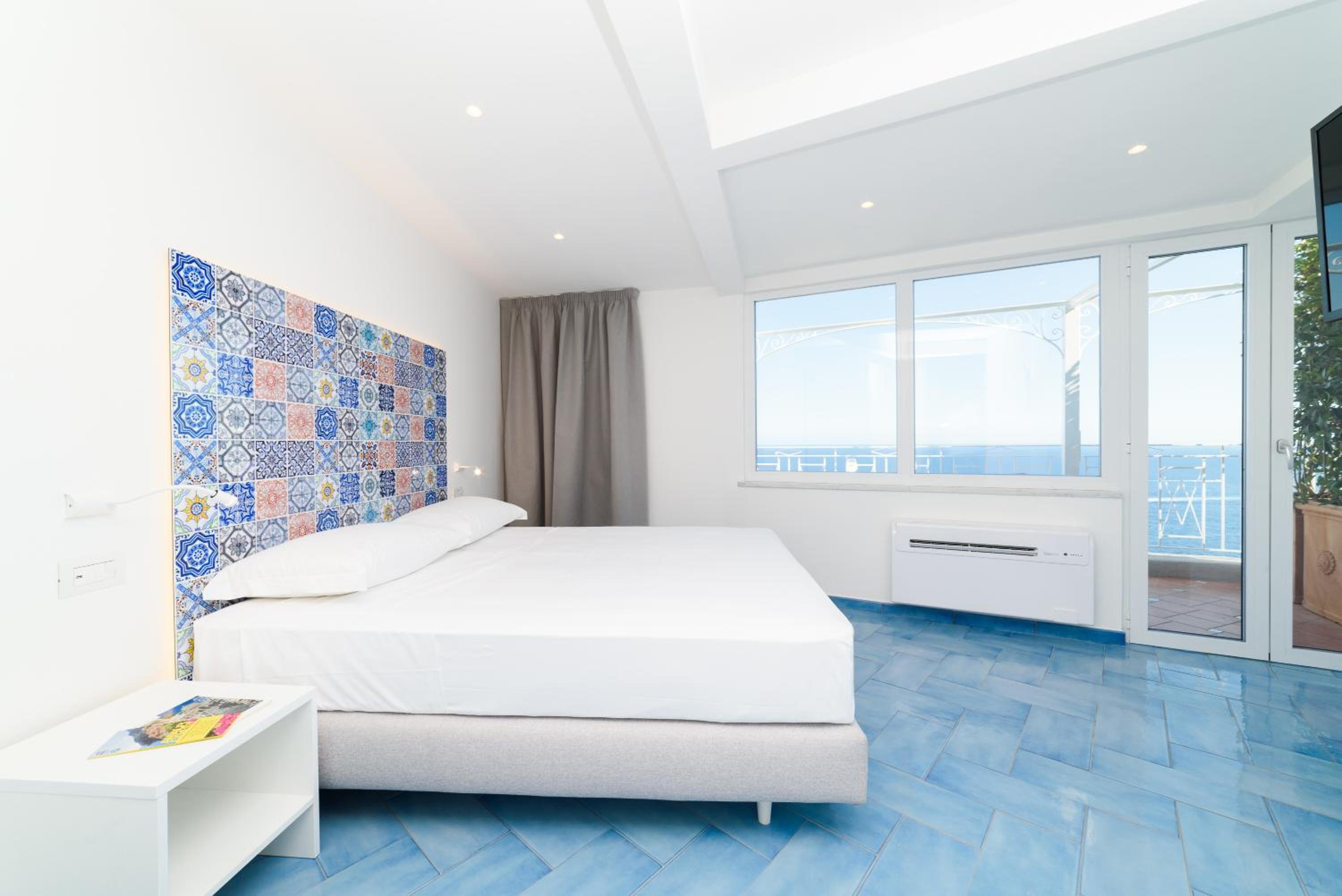 Deluxe Double Room with Balcony and Sea View - Photo 53