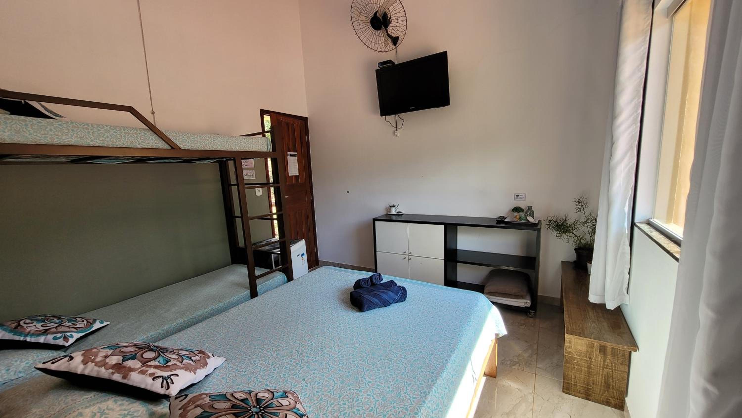 Quadruple Room with Private Bathroom - Photo 7