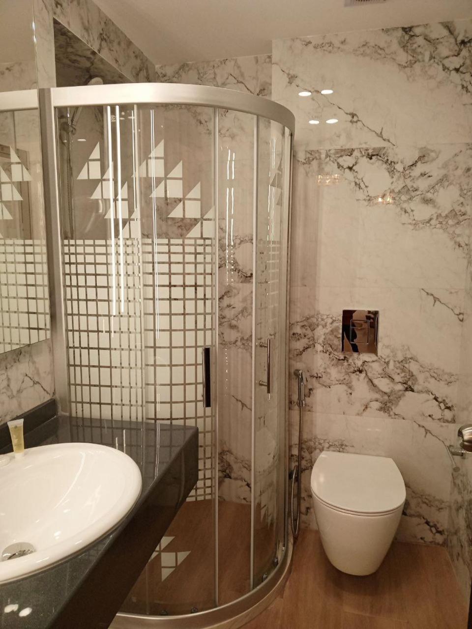 Deluxe Double Room (2 Adults + 1 Child) photo 2