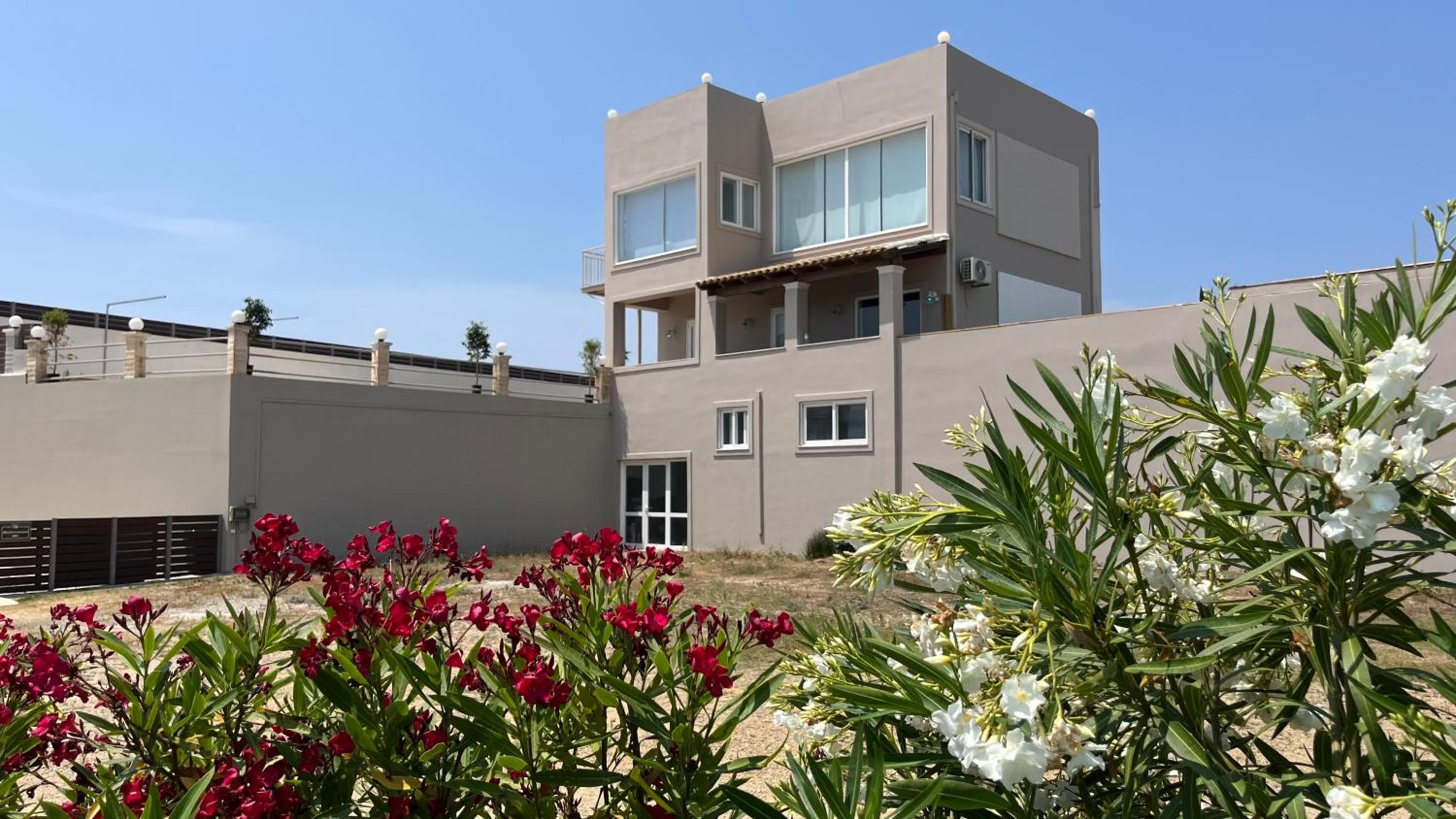 Three-Bedroom Villa photo 2