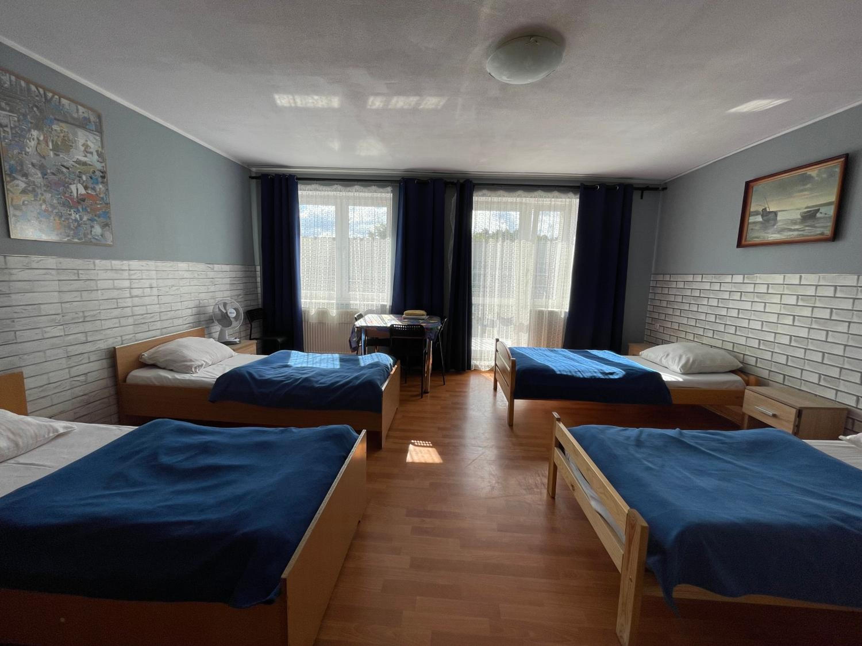 Quadruple Room with Bathroom - Photo 2