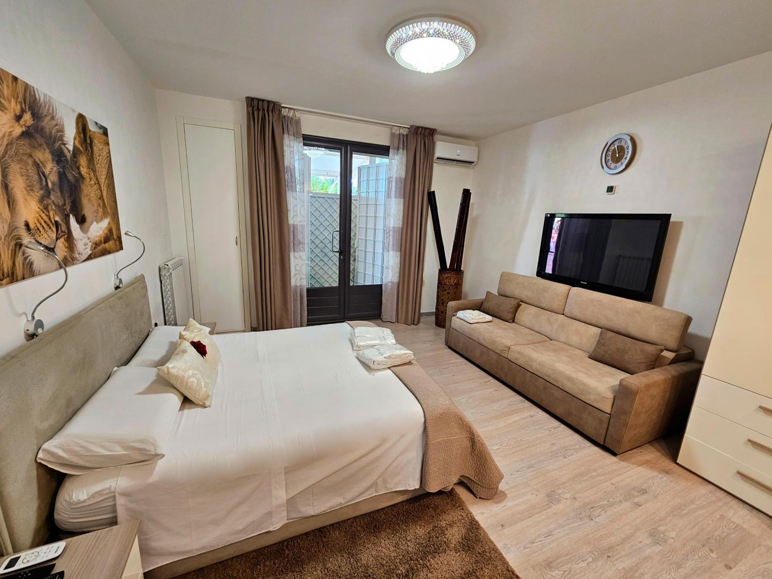 One-Bedroom Apartment With Pool View photo 2