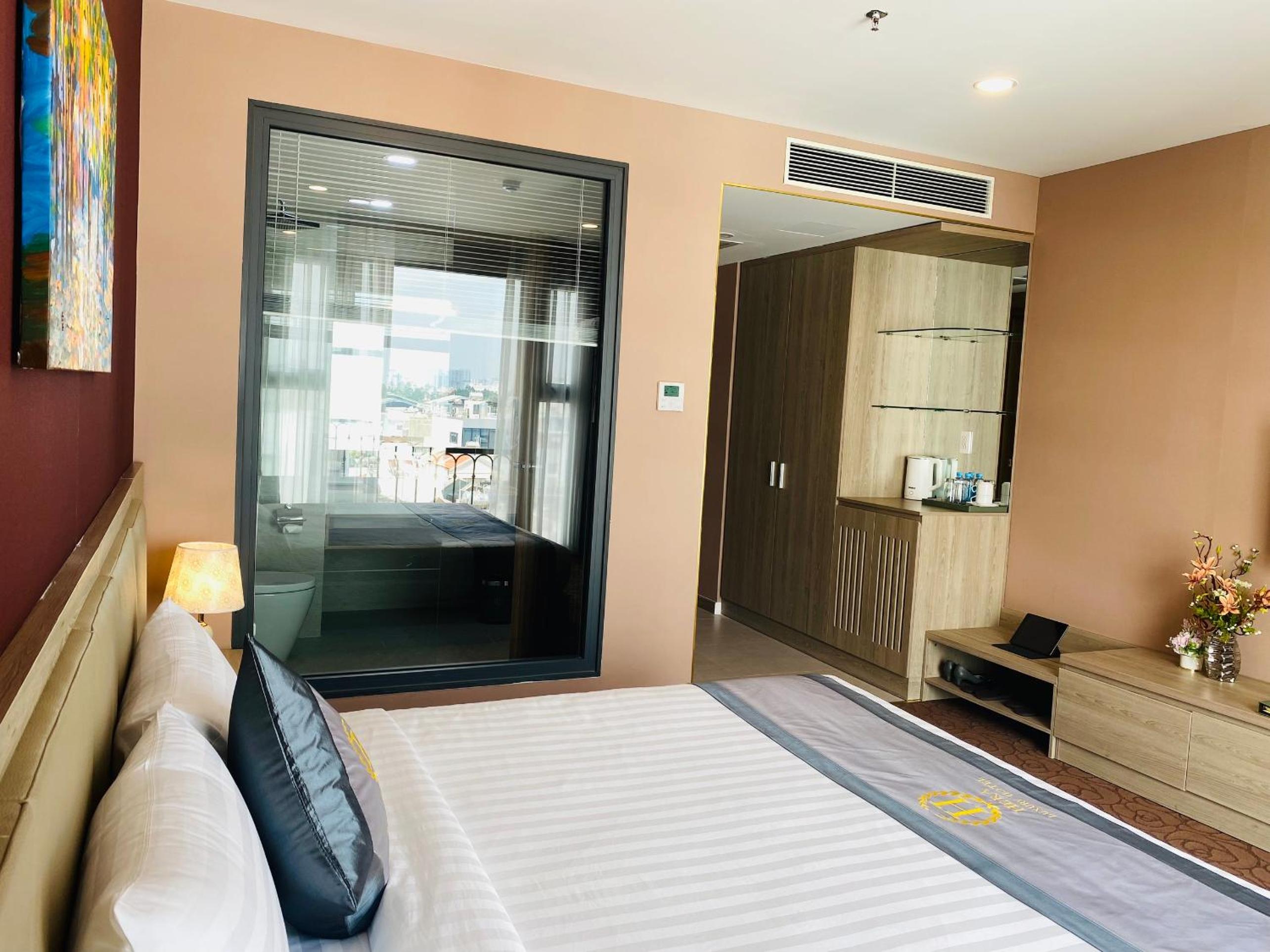 Deluxe King Room photo 2