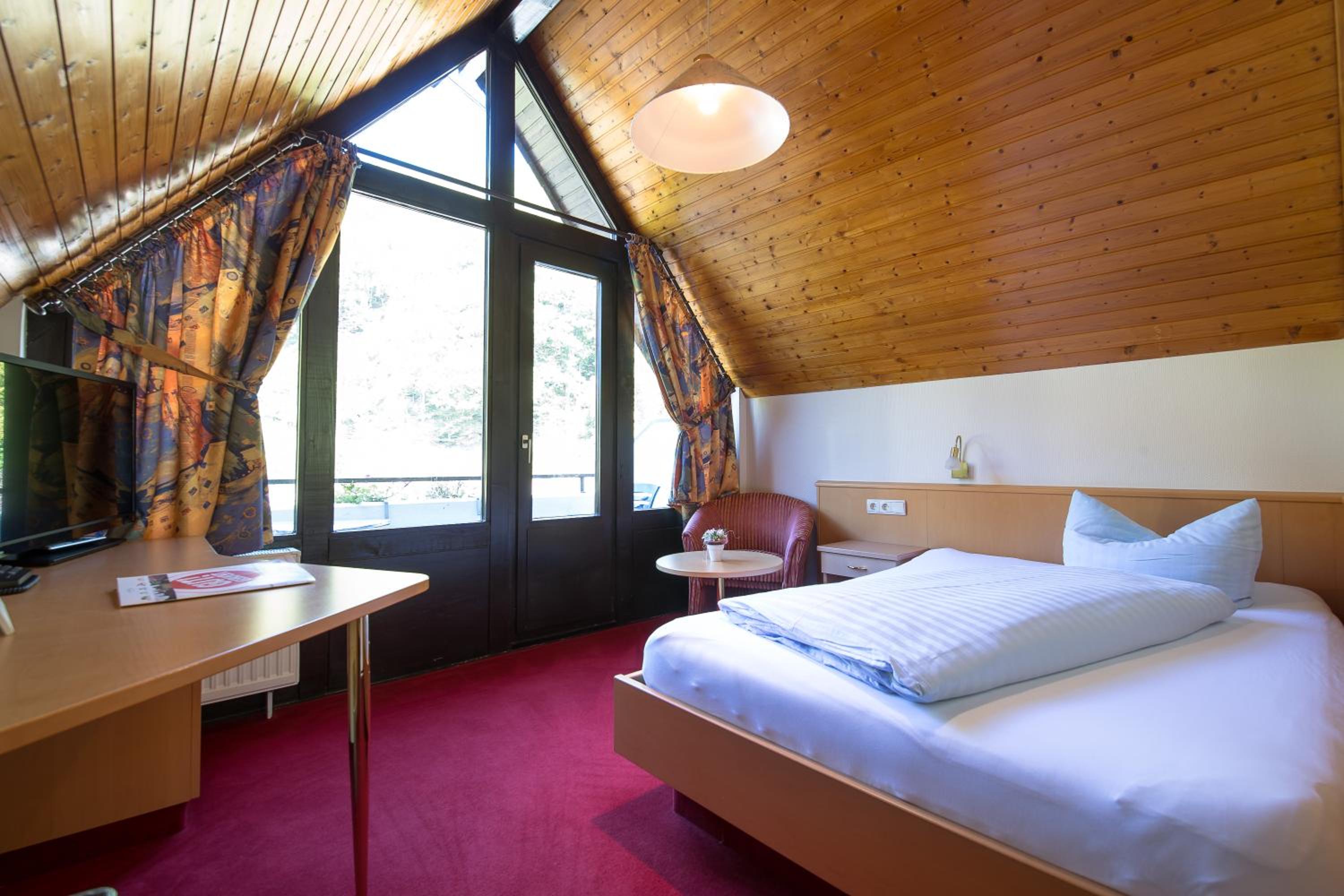 Double Room with Balcony - Photo 10