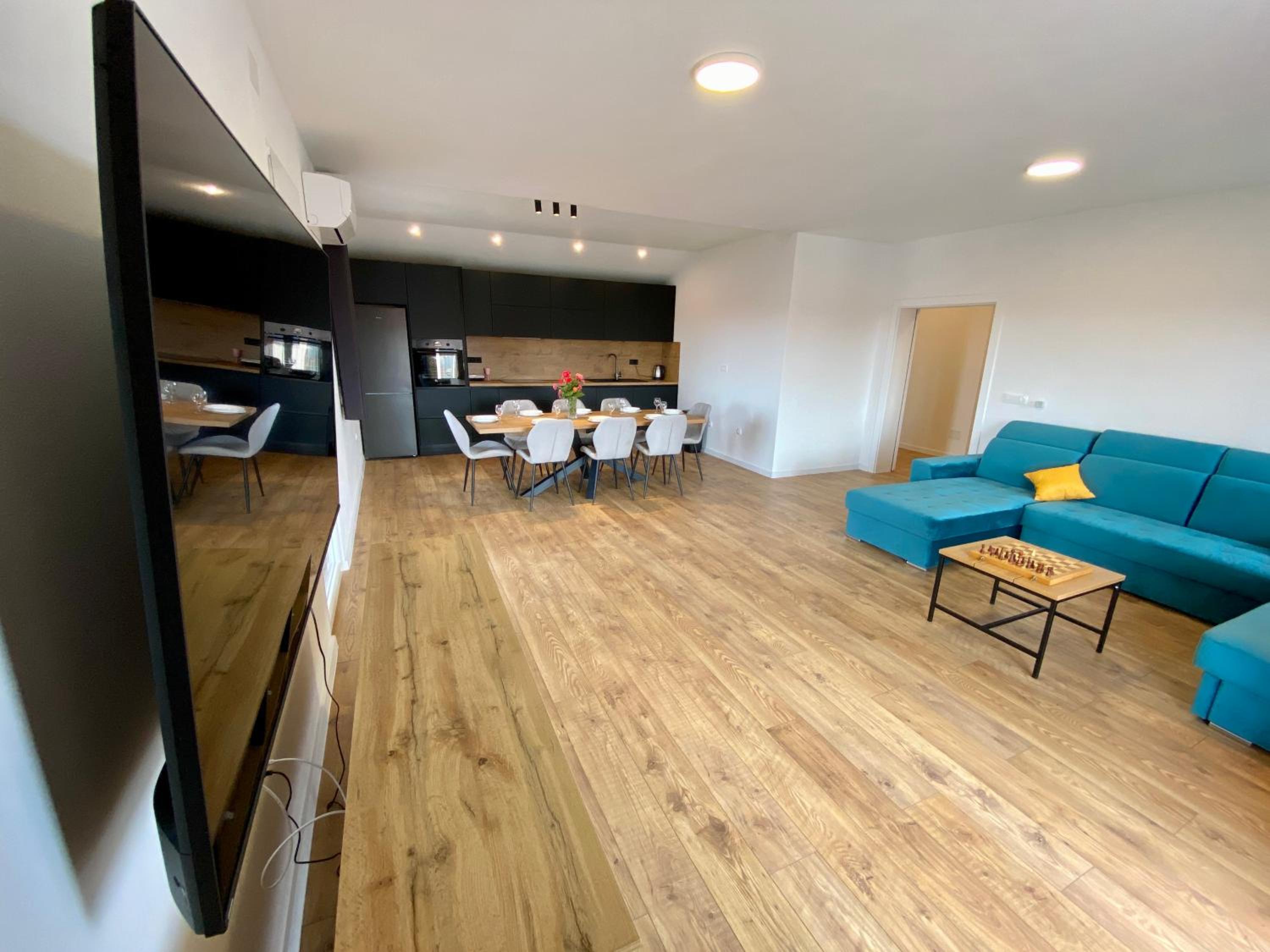 Comfort Four-Bedroom Apartment with Balcony