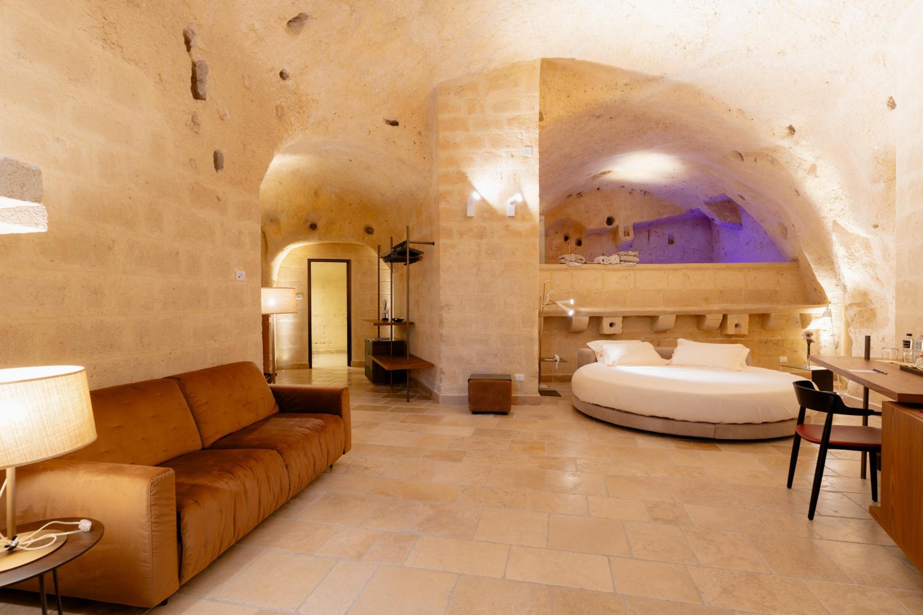 King Suite with Spa Bath - Photo 1