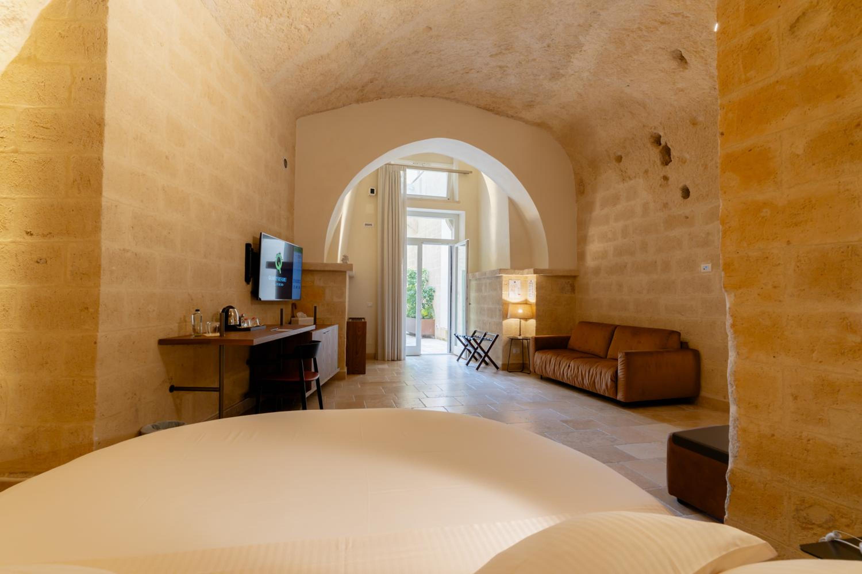 King Suite with Spa Bath - Photo 5