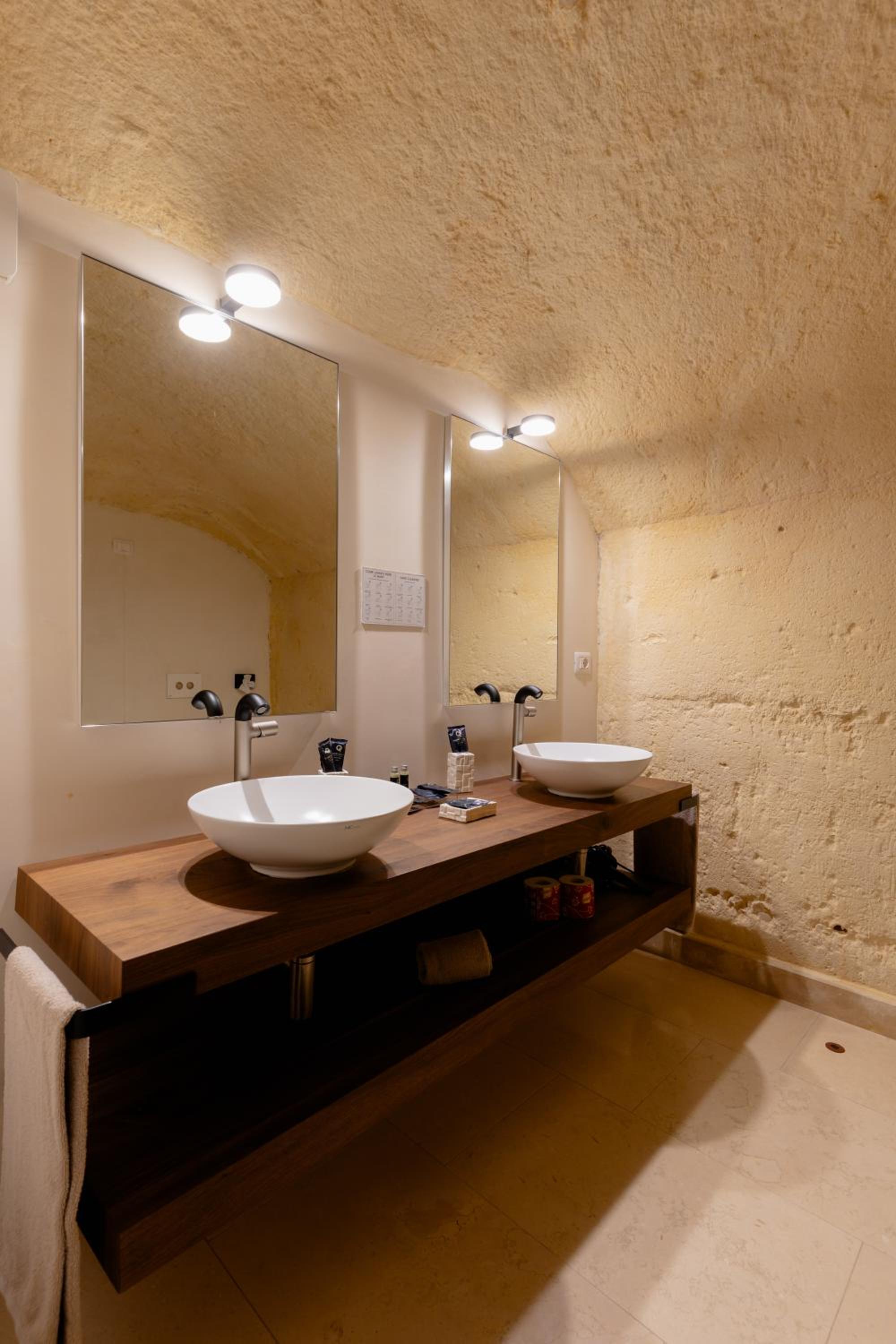 King Suite with Spa Bath - Photo 11