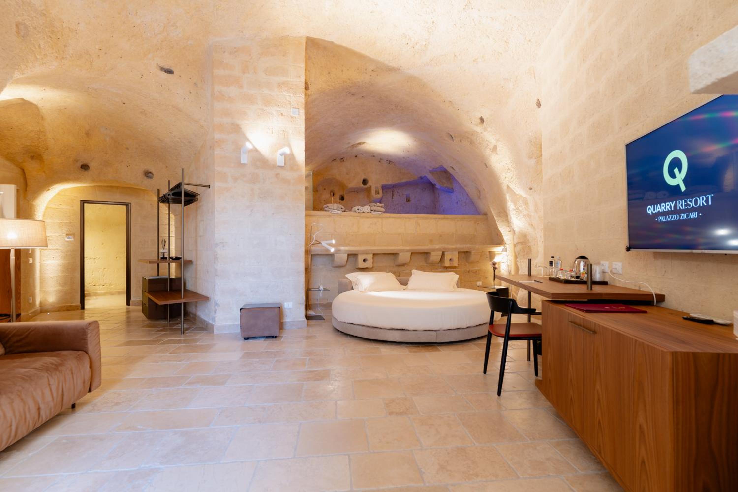 King Suite with Spa Bath - Photo 7