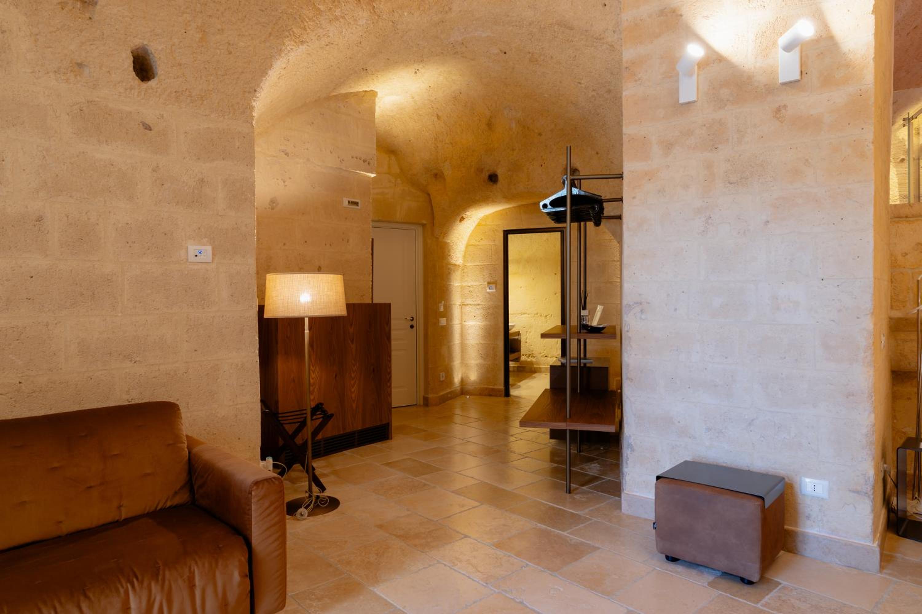 King Suite with Spa Bath - Photo 8