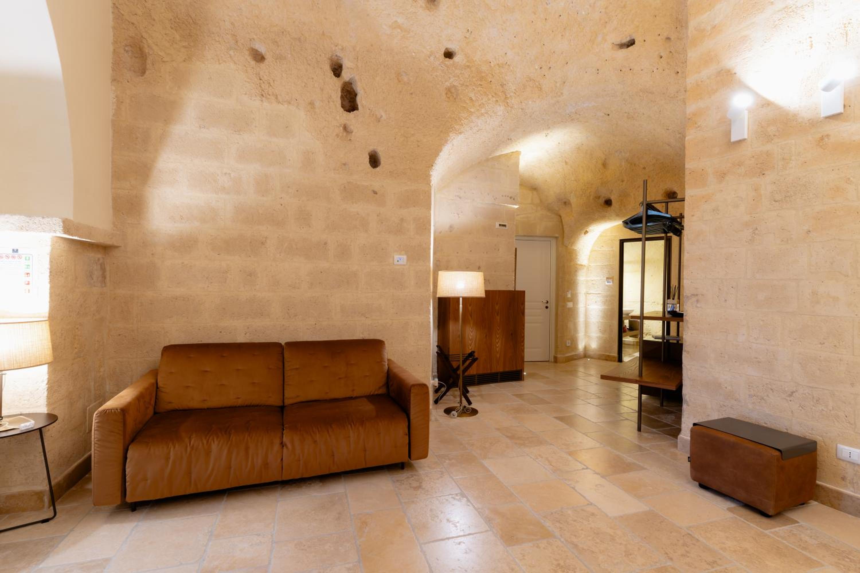 King Suite with Spa Bath - Photo 9