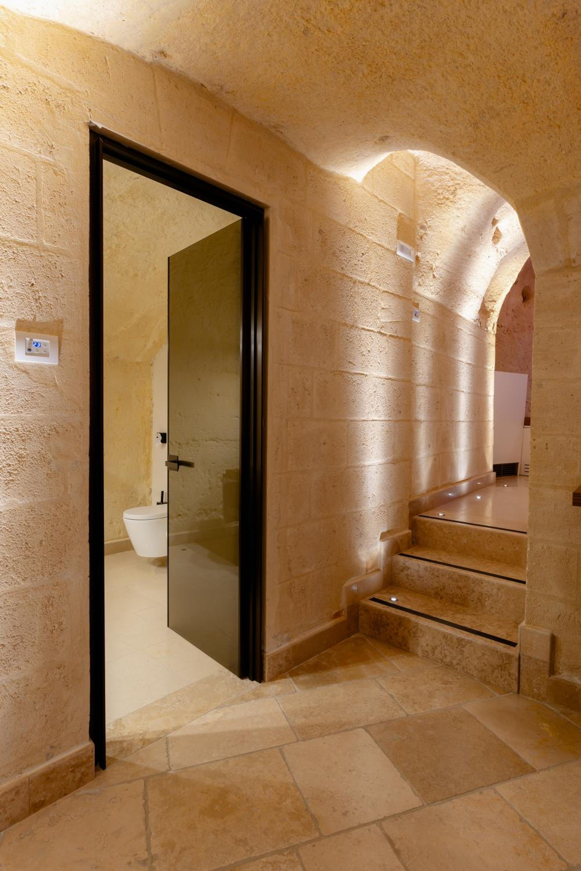 King Suite with Spa Bath - Photo 2