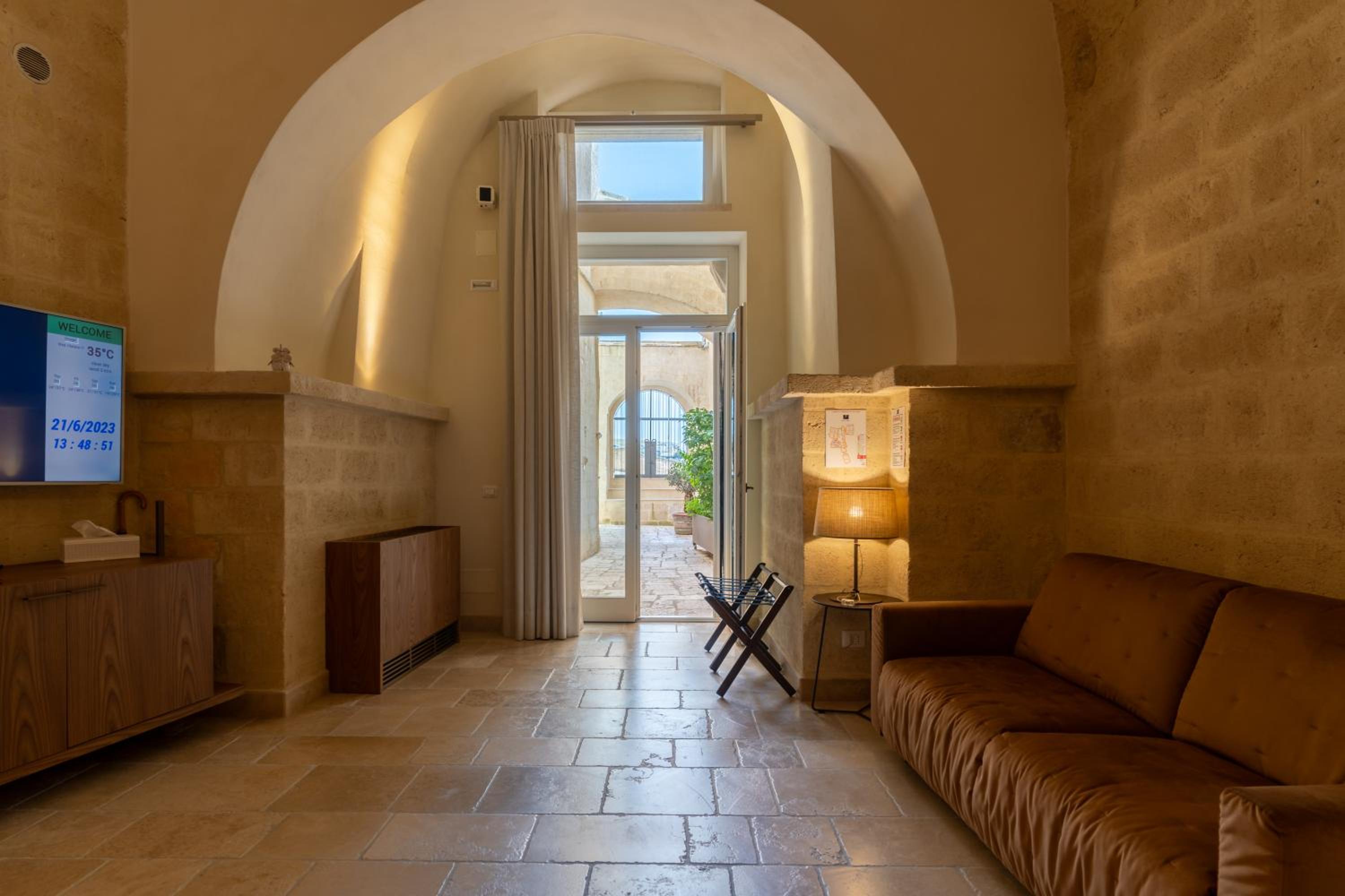 King Suite with Spa Bath - Photo 13