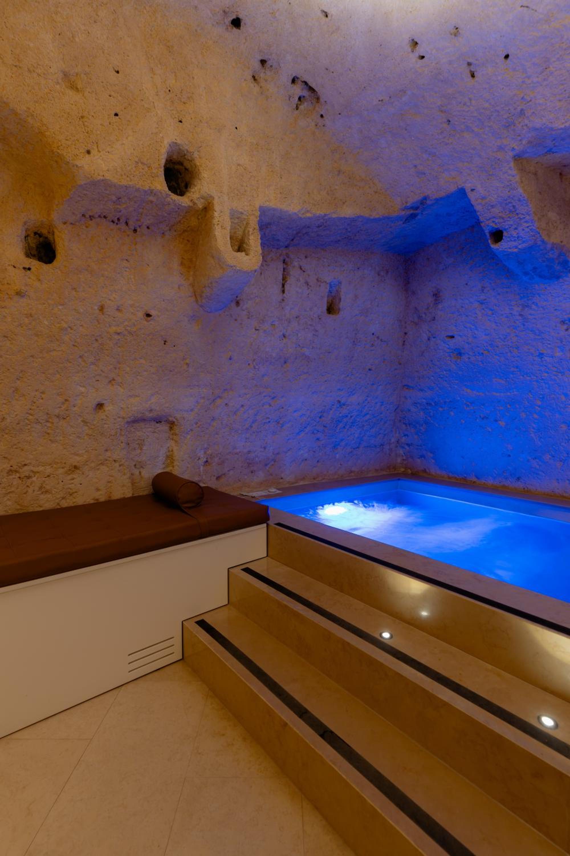 King Suite with Spa Bath - Photo 3