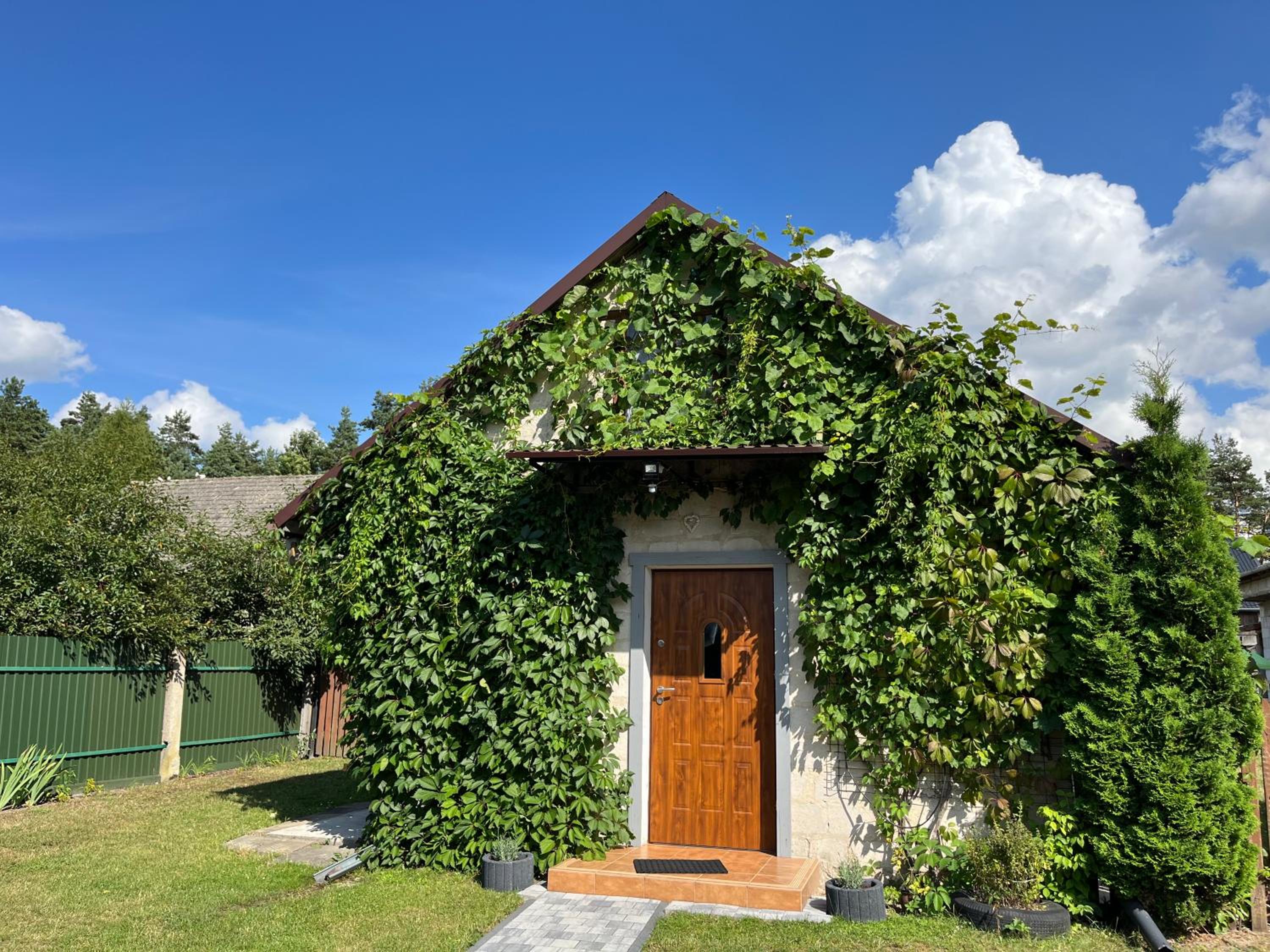 One-Bedroom House - Photo 2