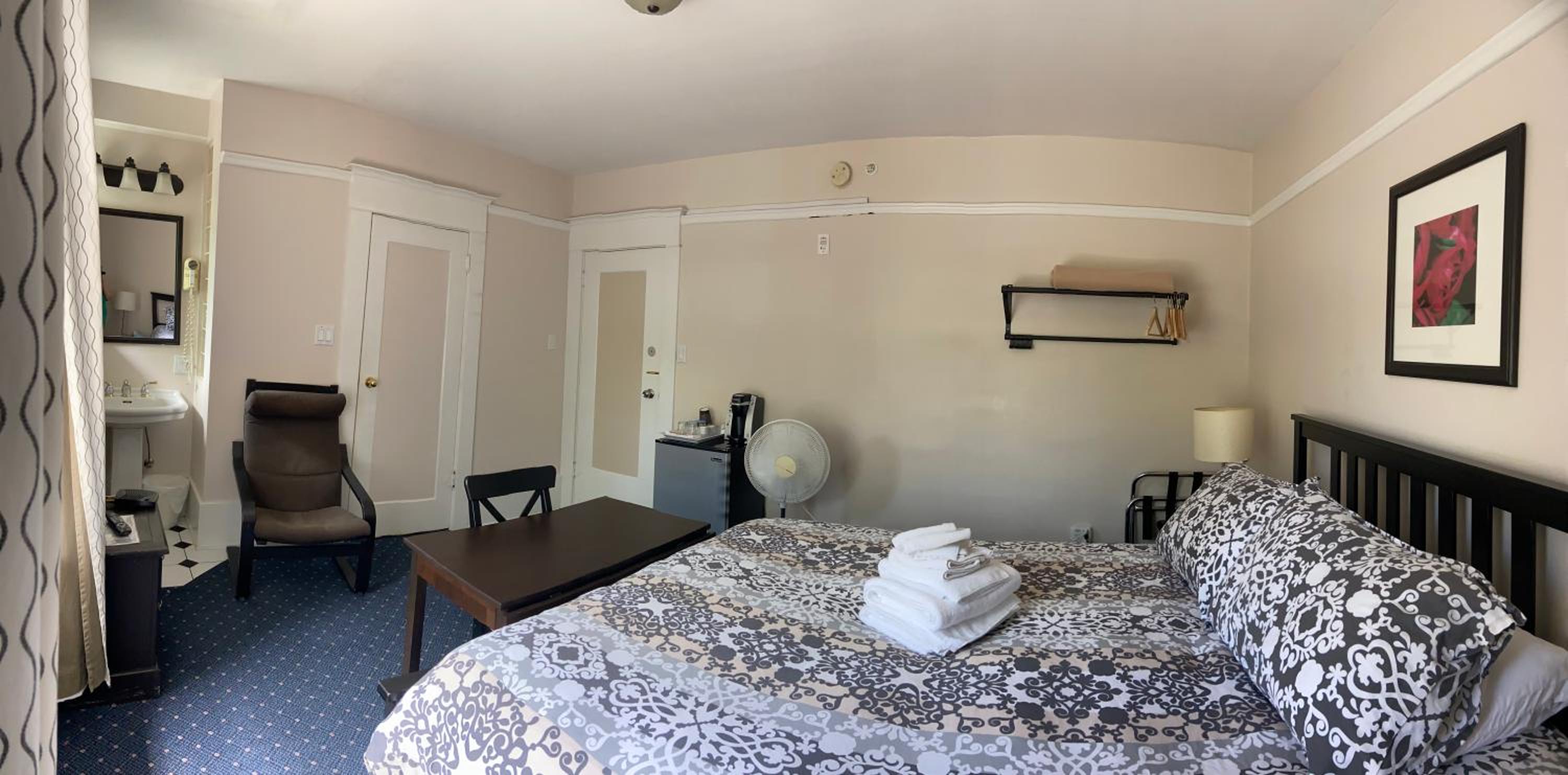 Queen Room with Private Bathroom thumbnail 6