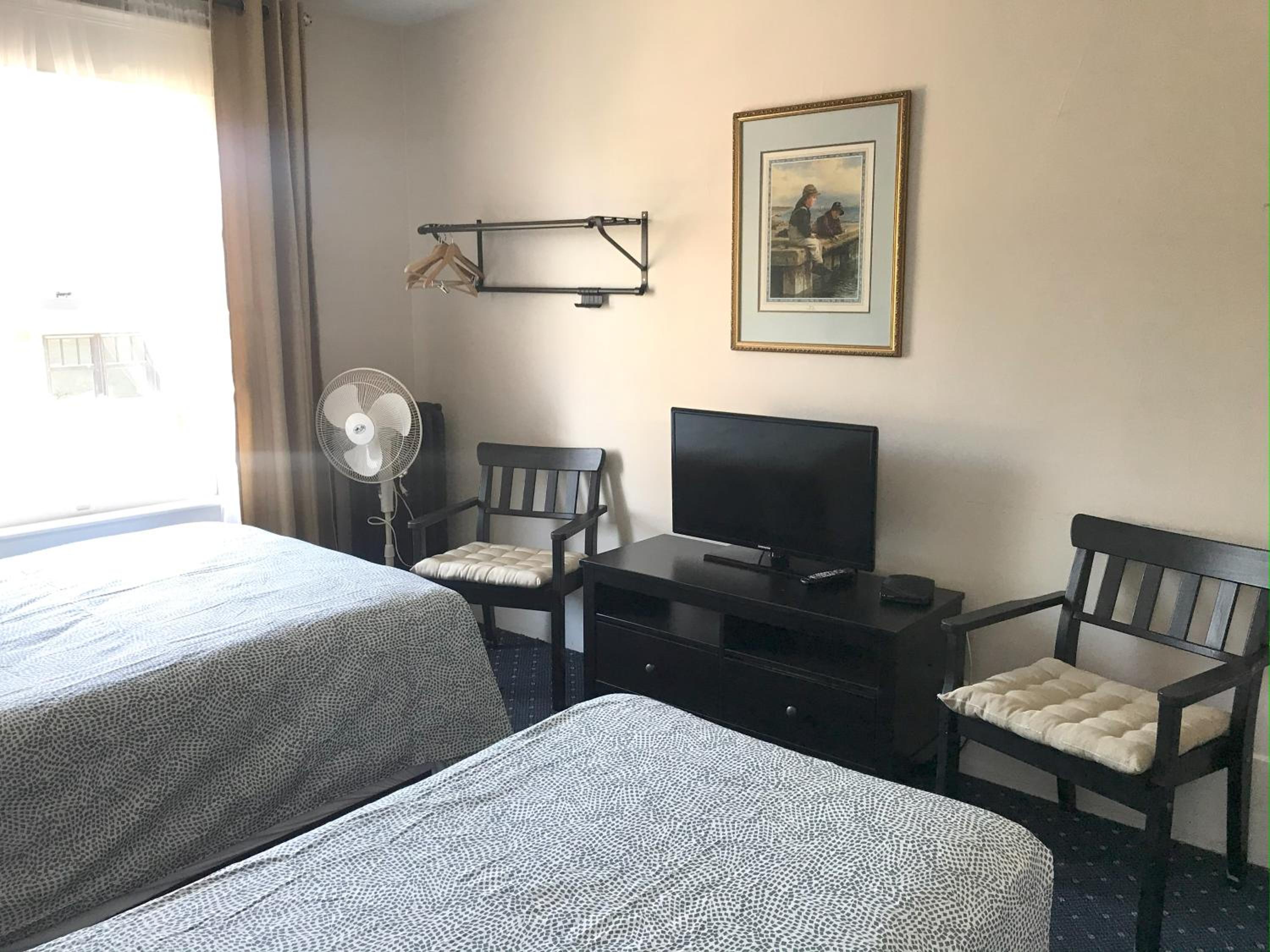Family Room with Shared Bathroom thumbnail 6