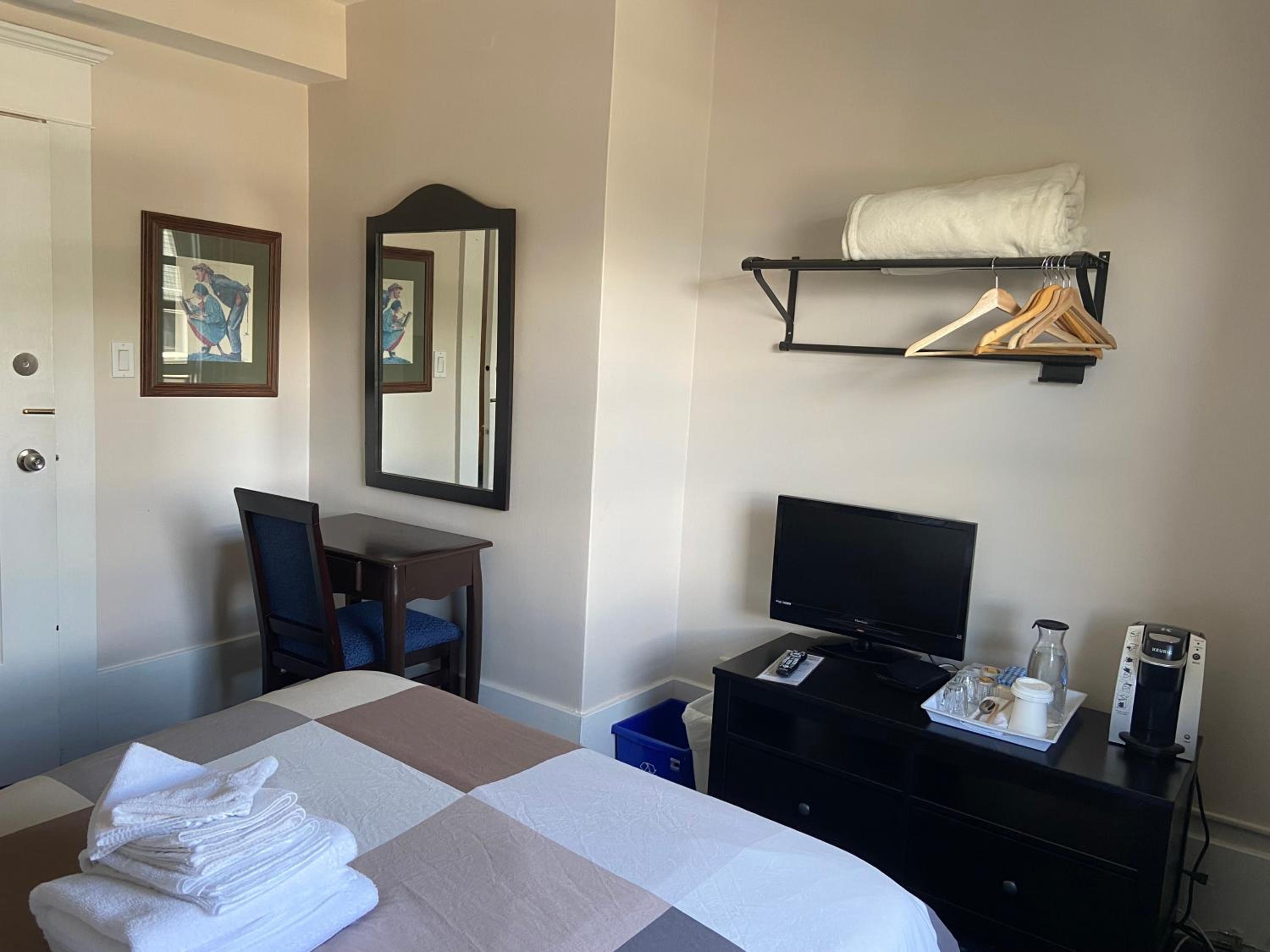 Budget Double Room thumbnail 6