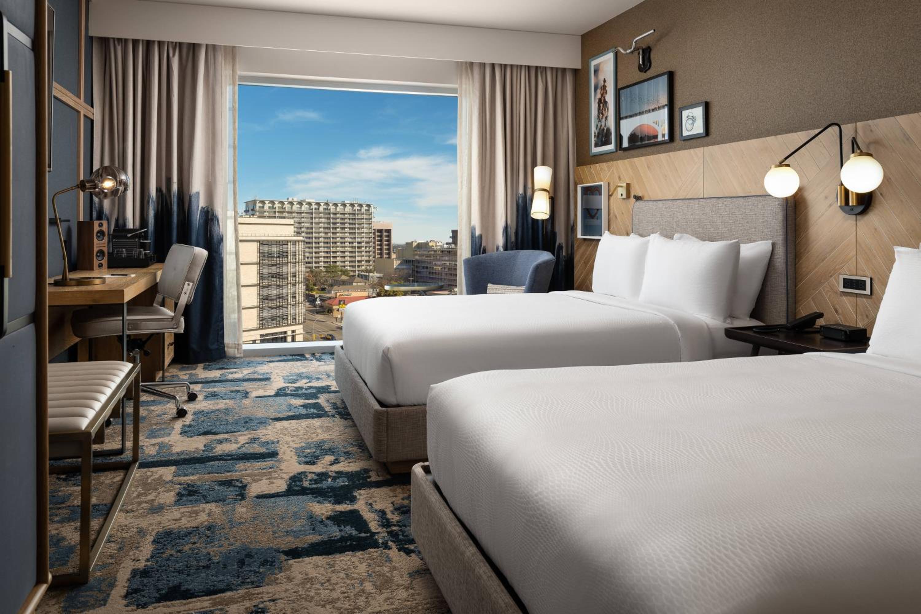 Guest room, 2 Queen, City view - Photo 1