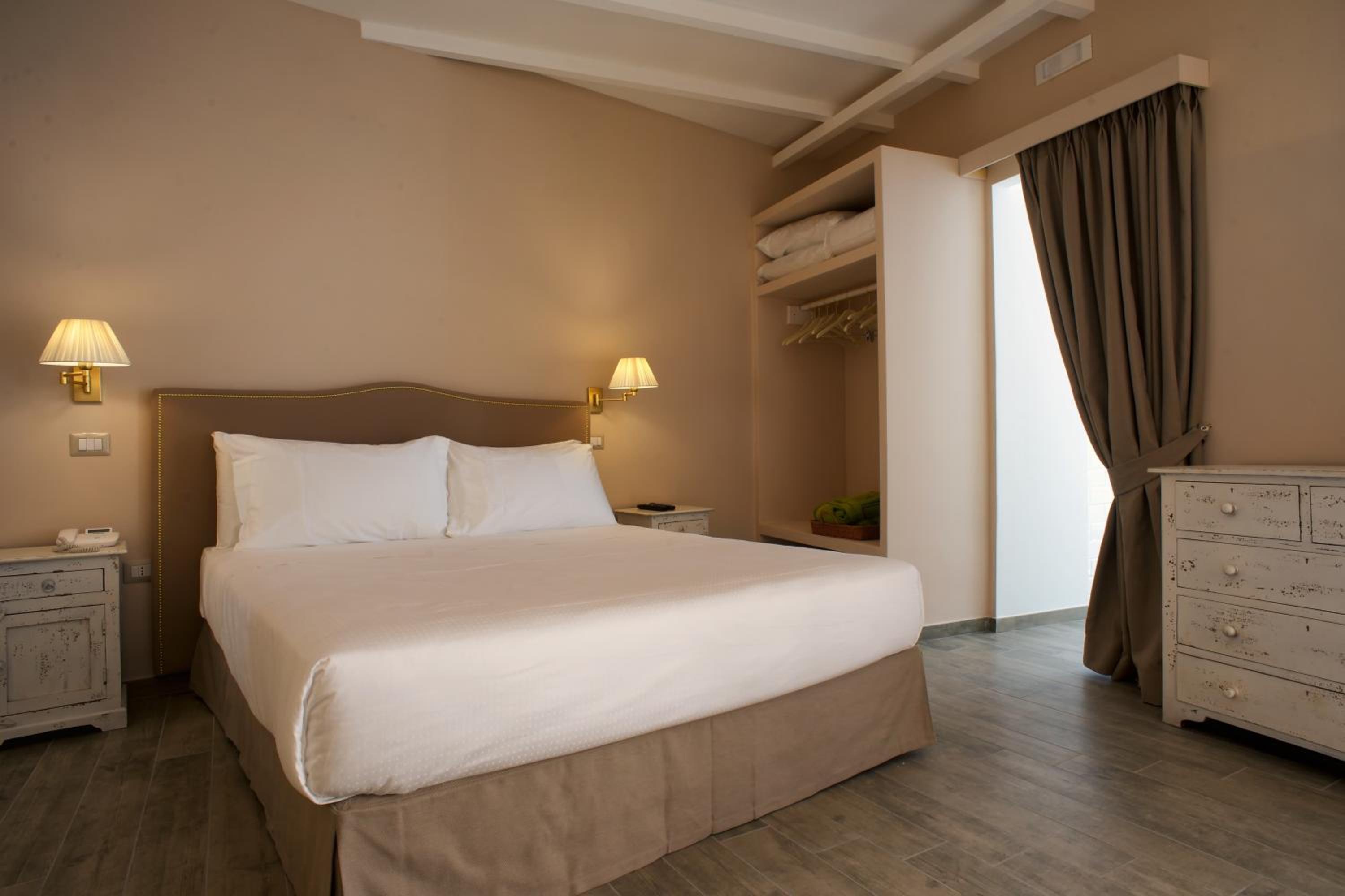 Deluxe Double Room with Bath photo 2