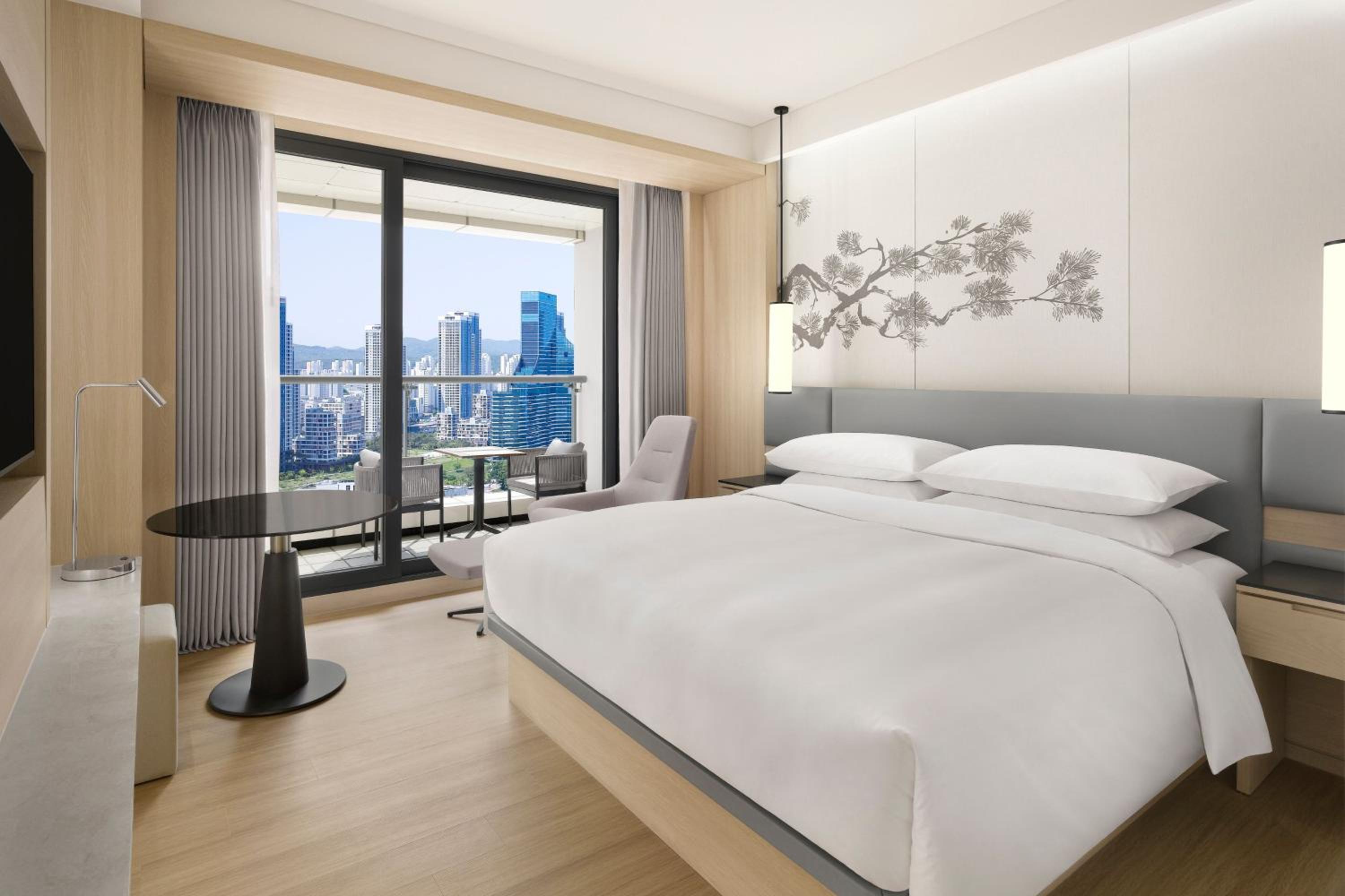 Deluxe King Room with Balcony and City View - Photo 5